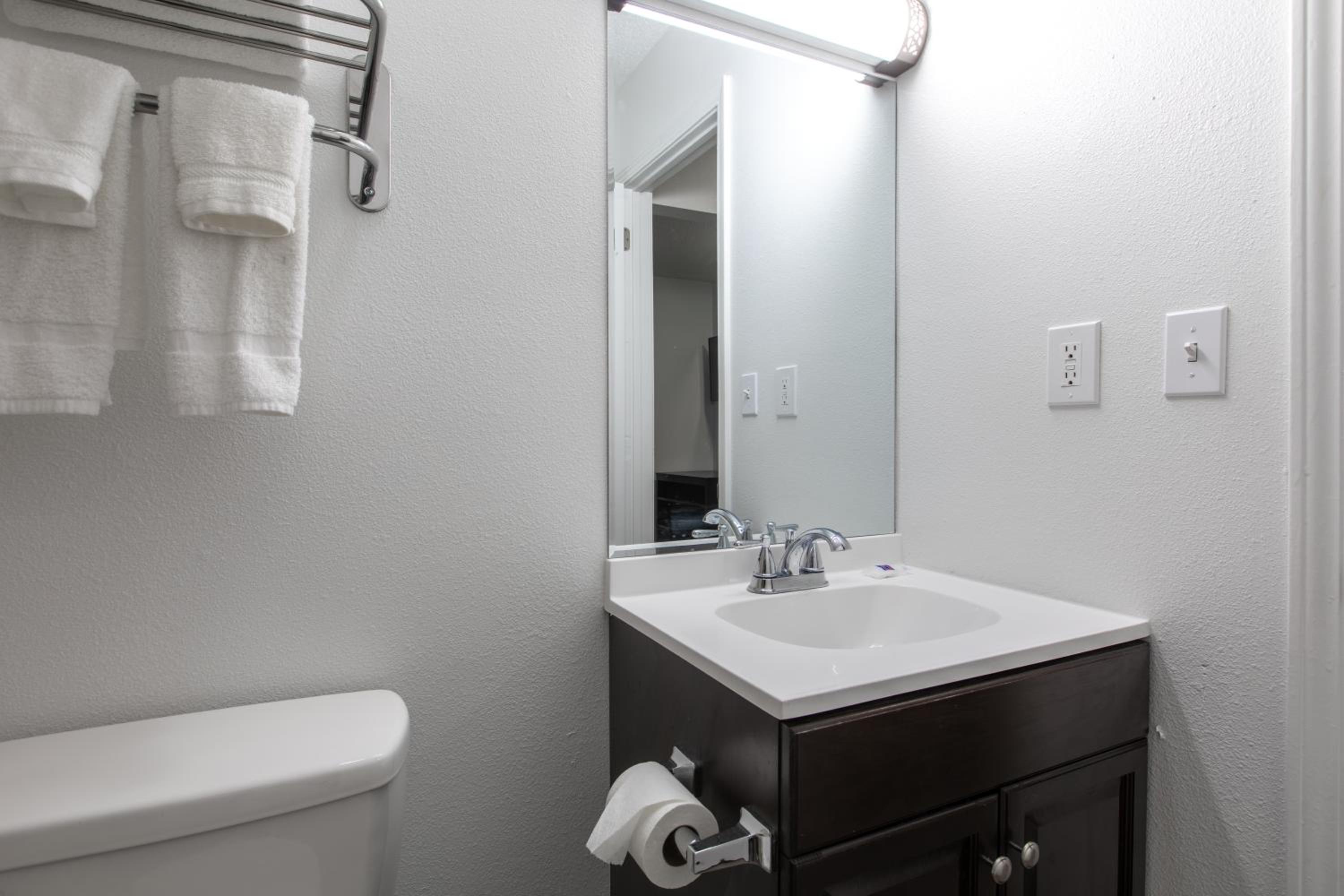 Deluxe Queen Room - Non-Smoking - Photo 10