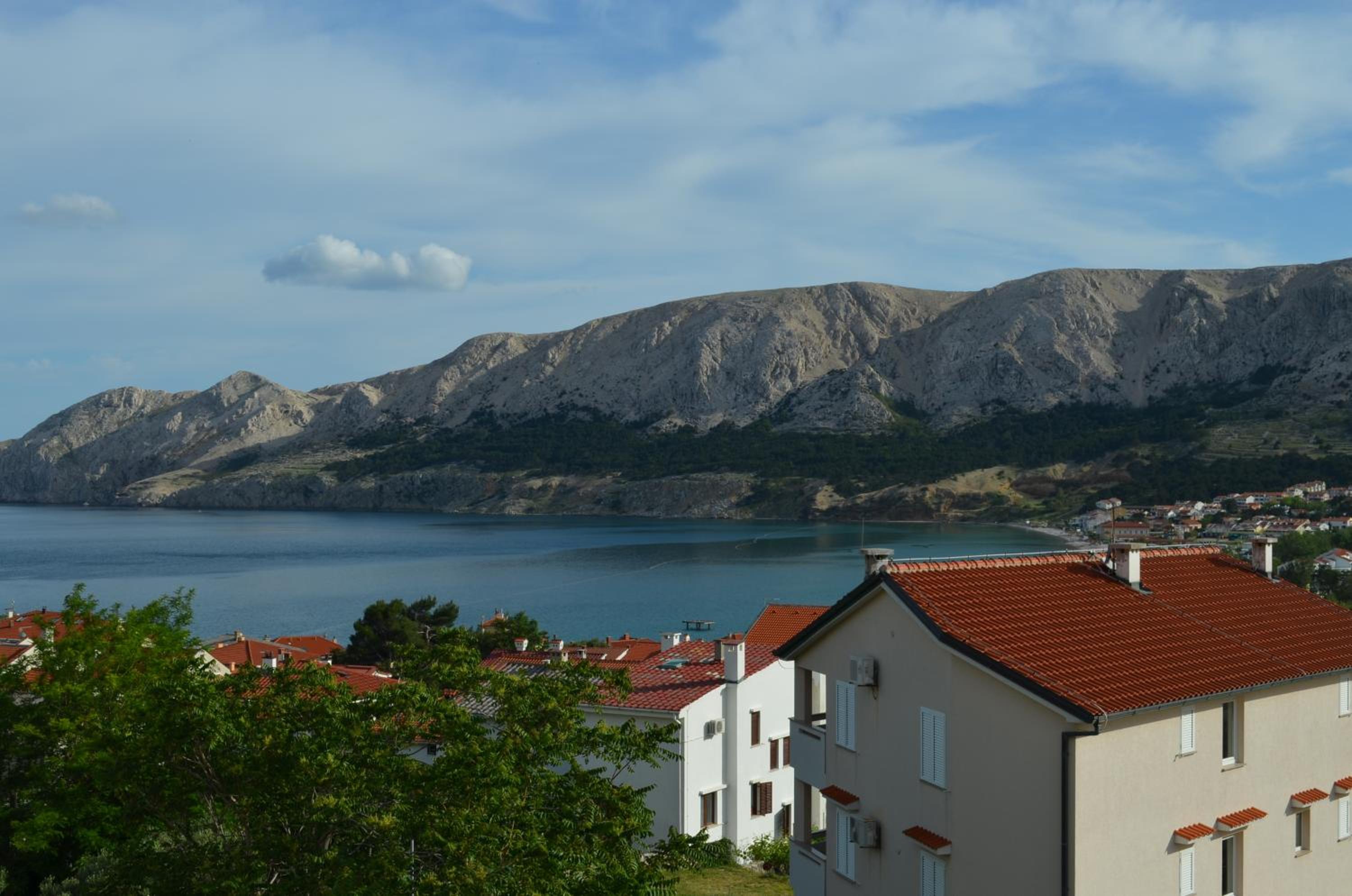 Three-Bedroom Apartment with Balcony and Sea View photo 3