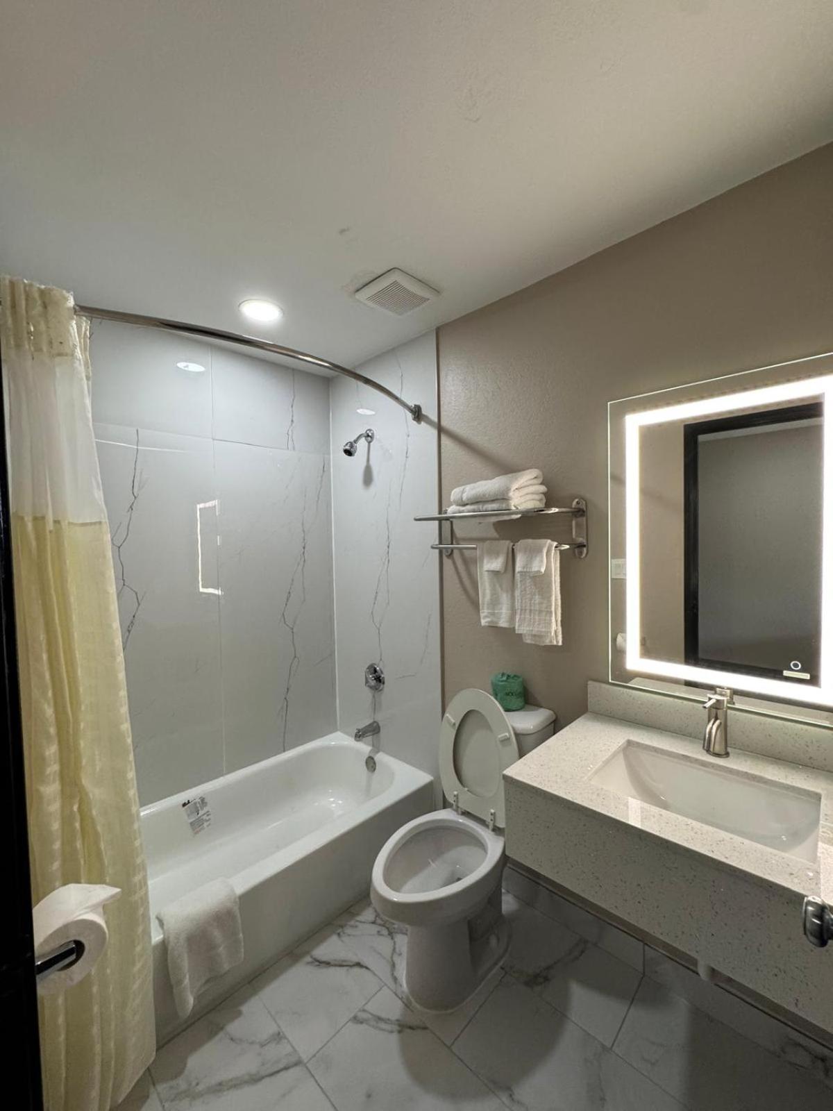 King Room - Non Smoking - Photo 2