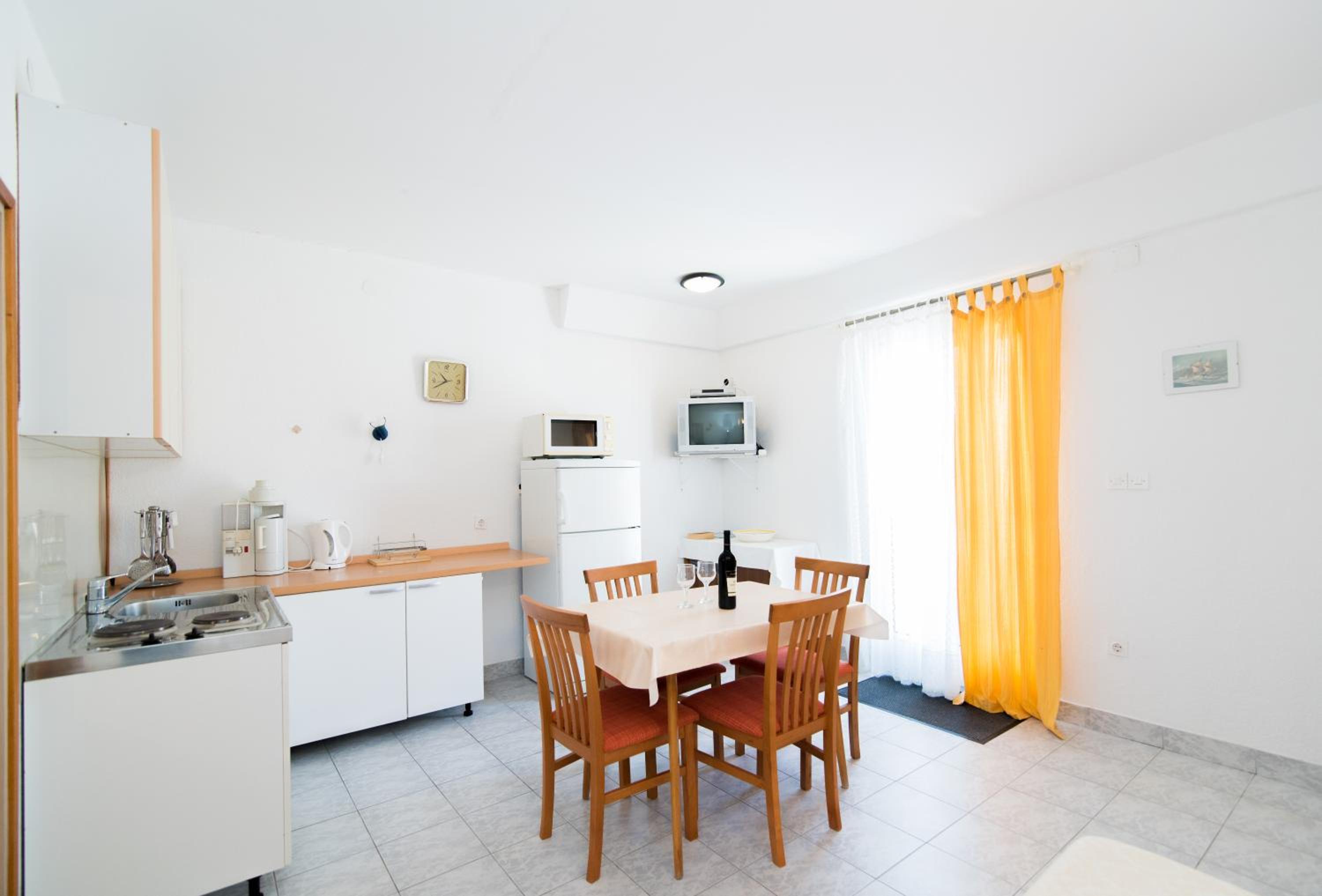 One-Bedroom Apartment with Terrace and Sea View - Photo 17