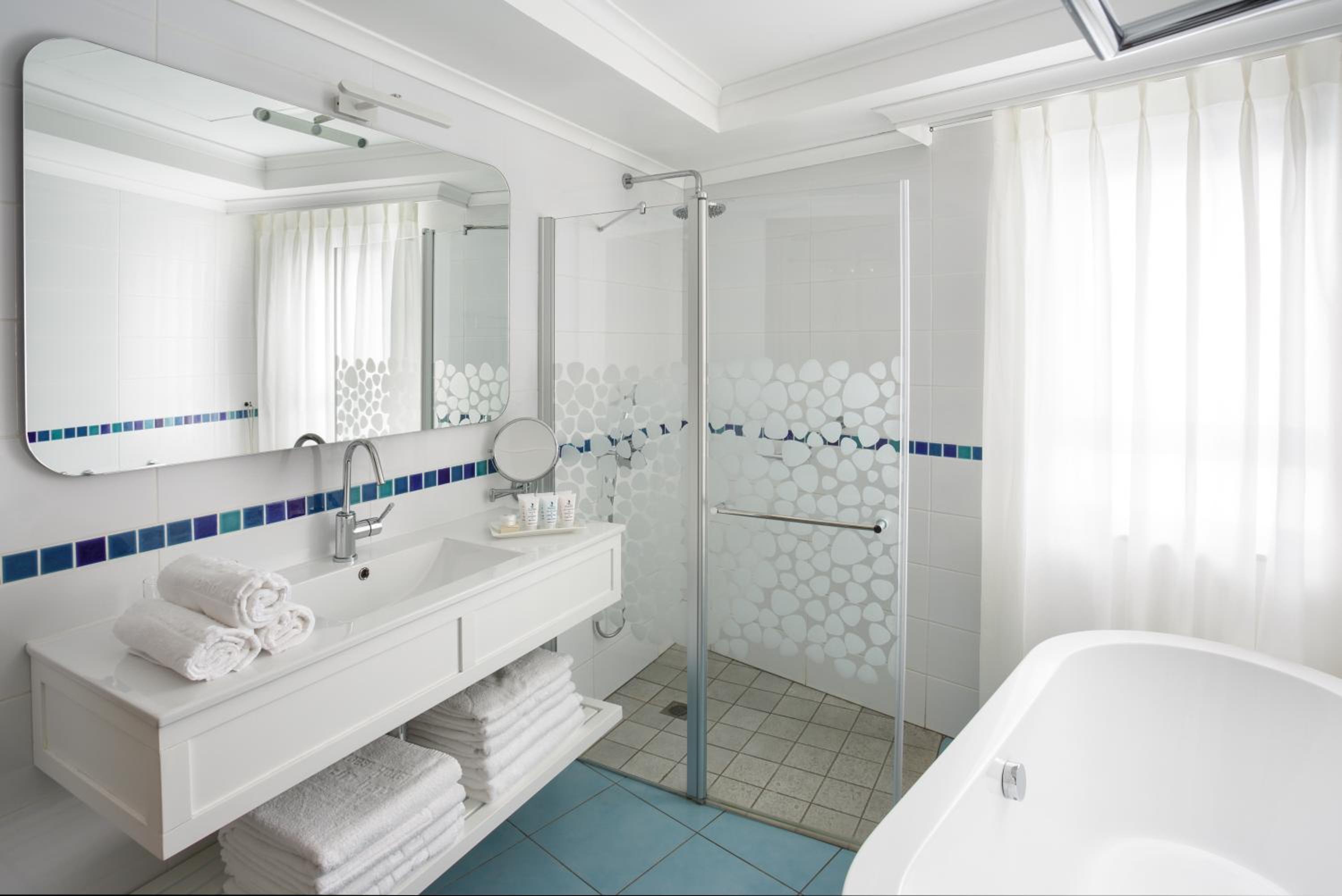 Hotel Grand Deluxe Double or Twin Room with Balcony - Photo 3