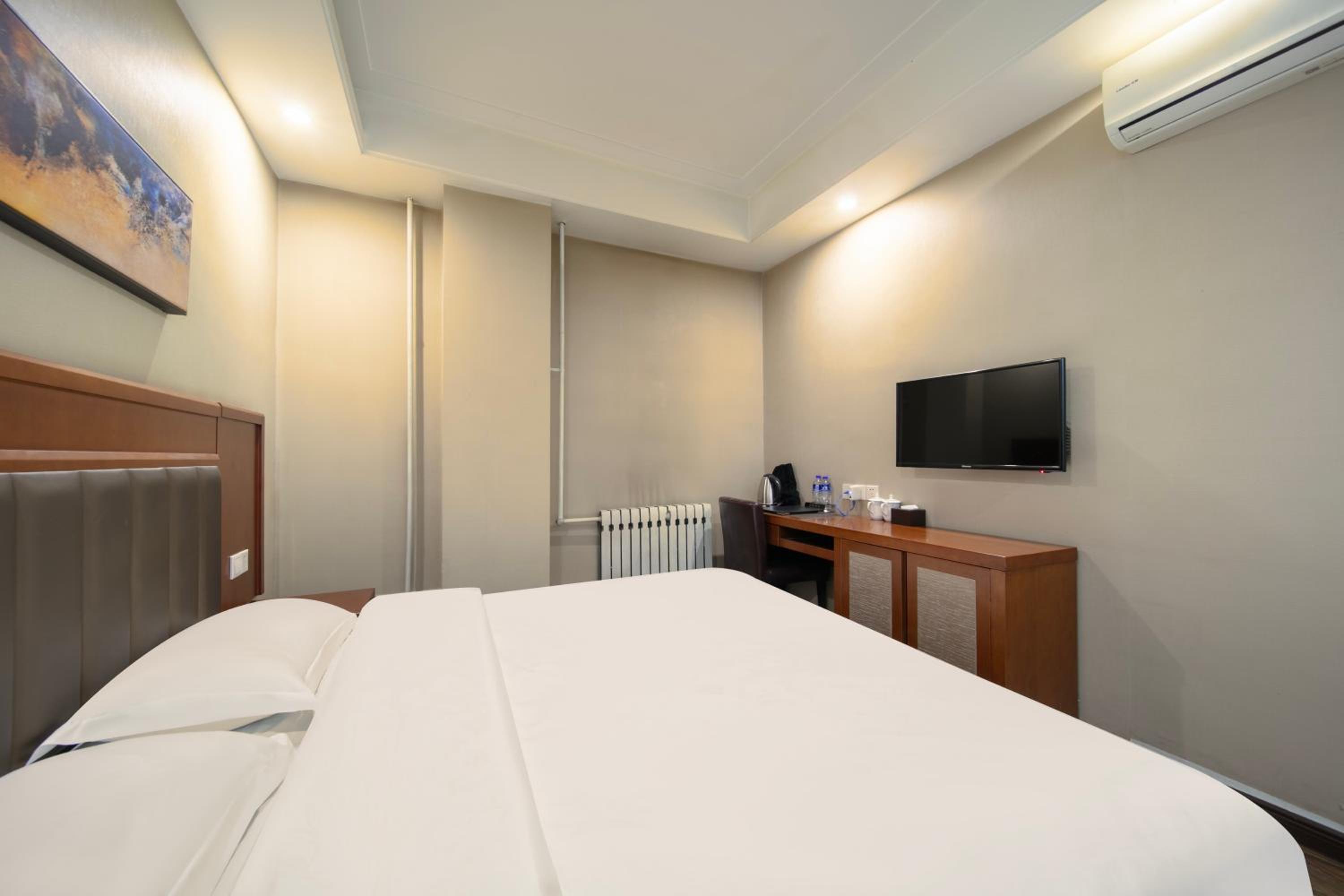 Queen Room photo 1