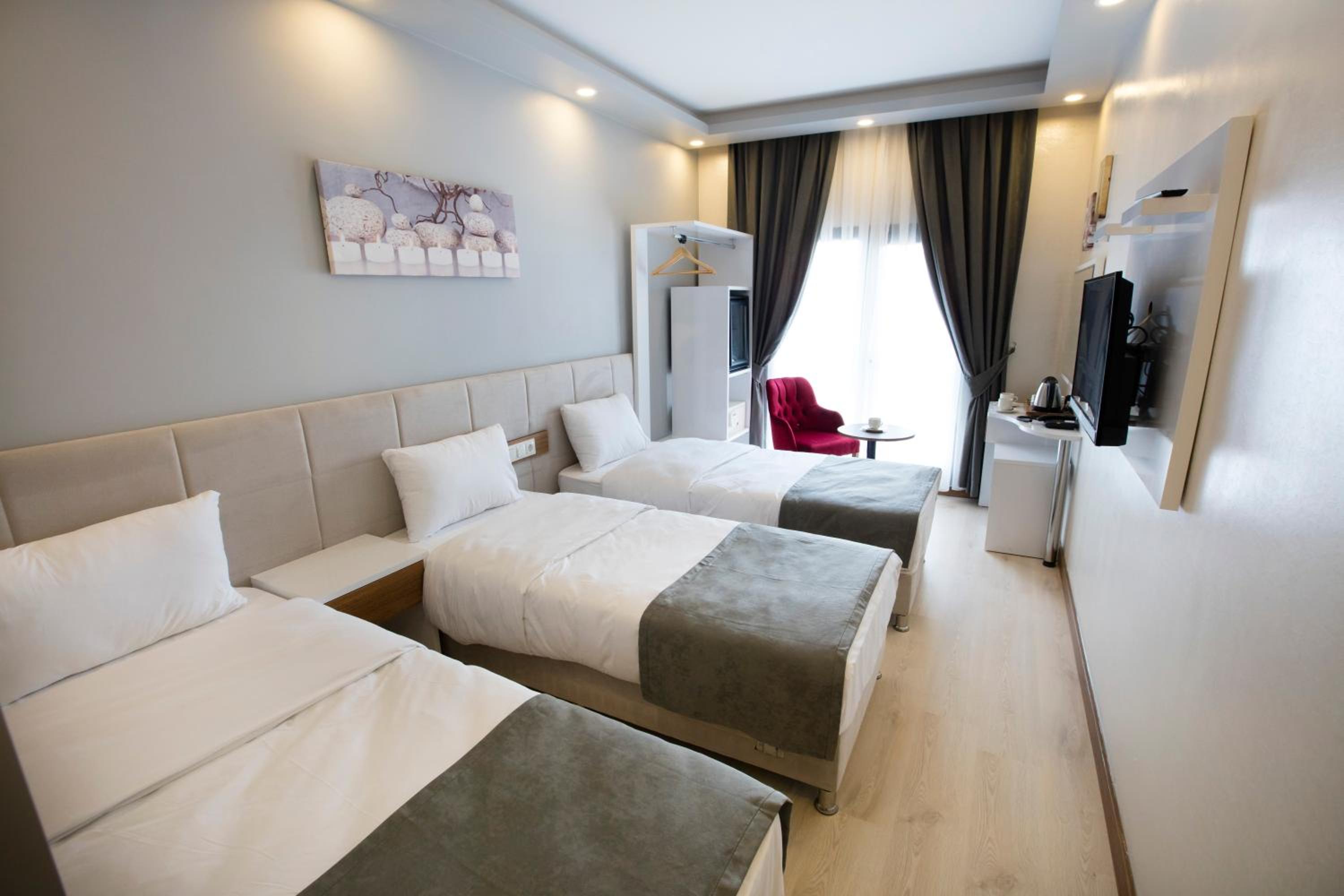 Deluxe Triple Room photo 3