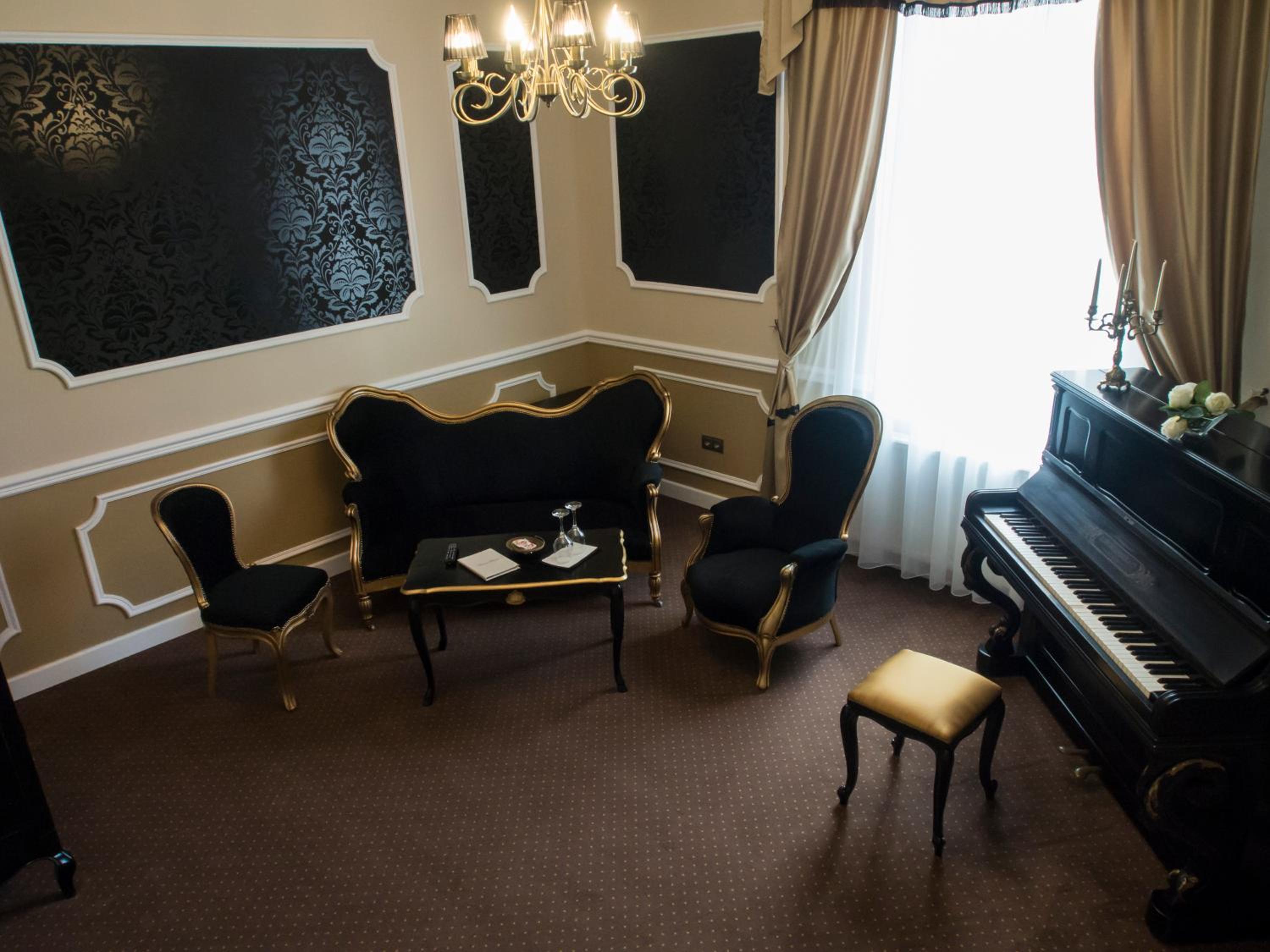 Superior Suite - Photo 15