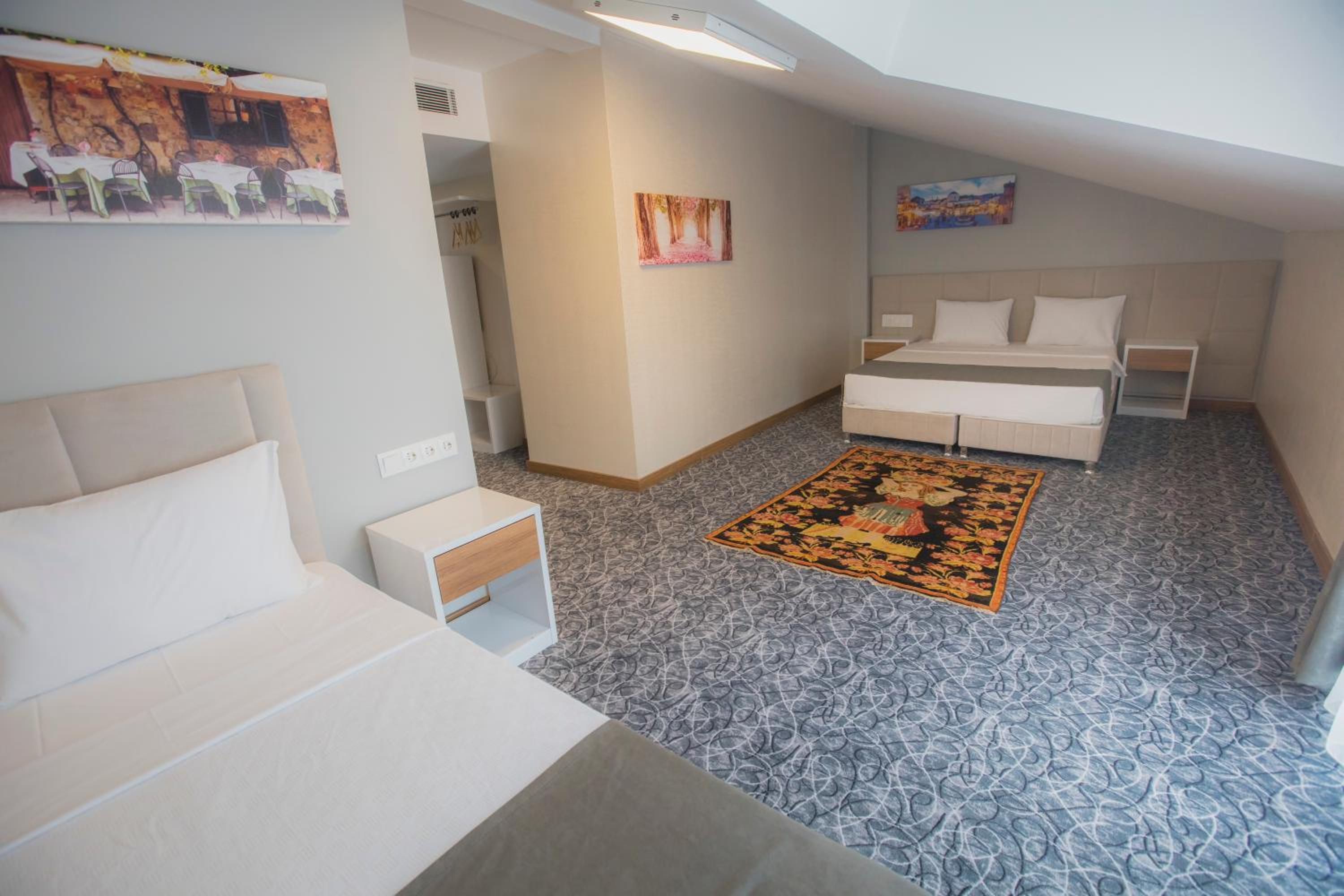 Deluxe Family Suite with Balcony photo 1