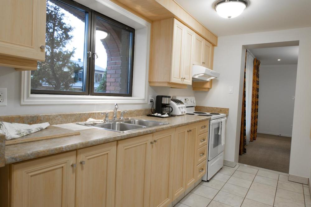 Two Bedroom Apartment with Kitchen - Photo 2