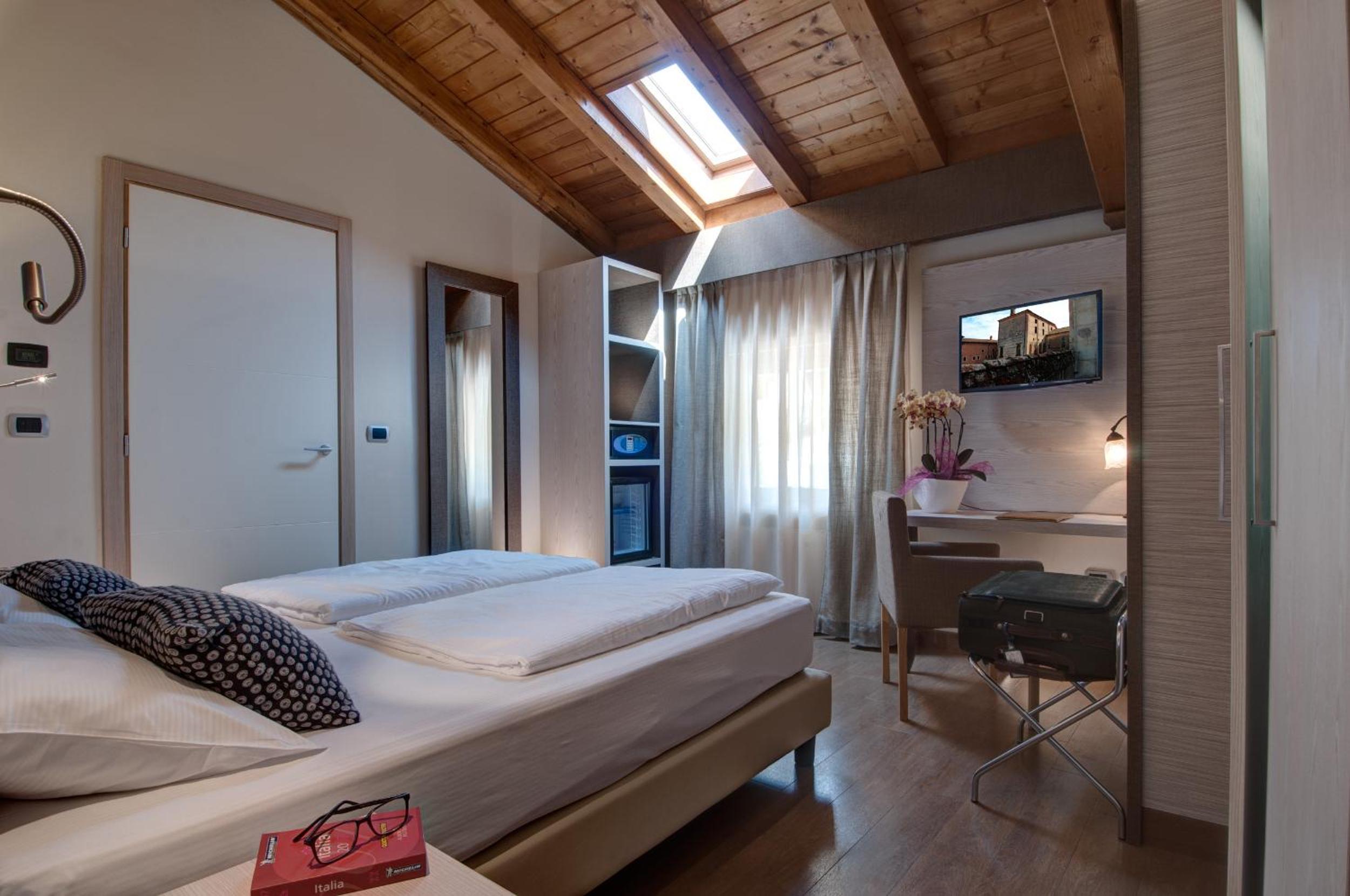  Double Room - Attic photo 1