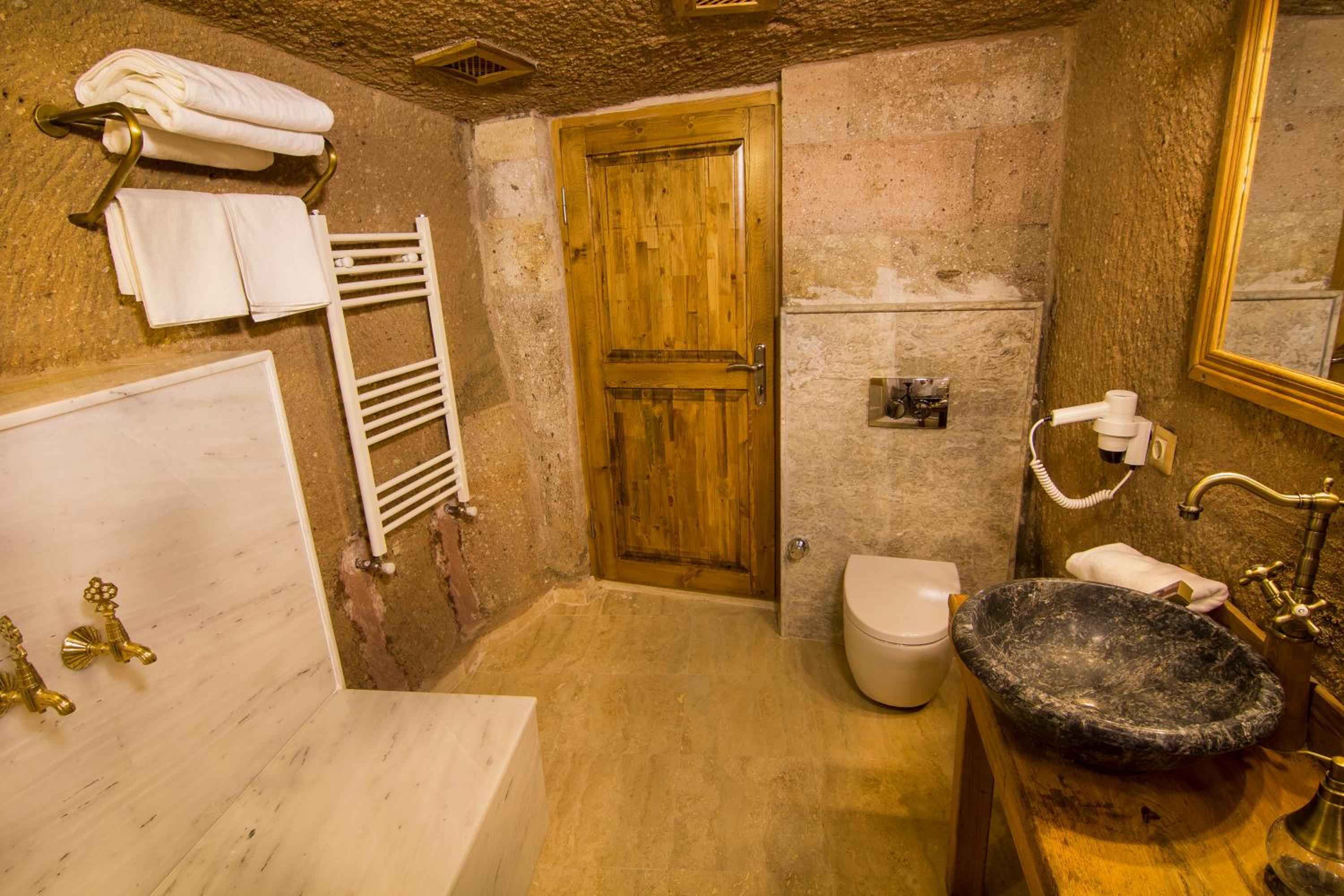 Standard Twin Cave Room - Photo 7