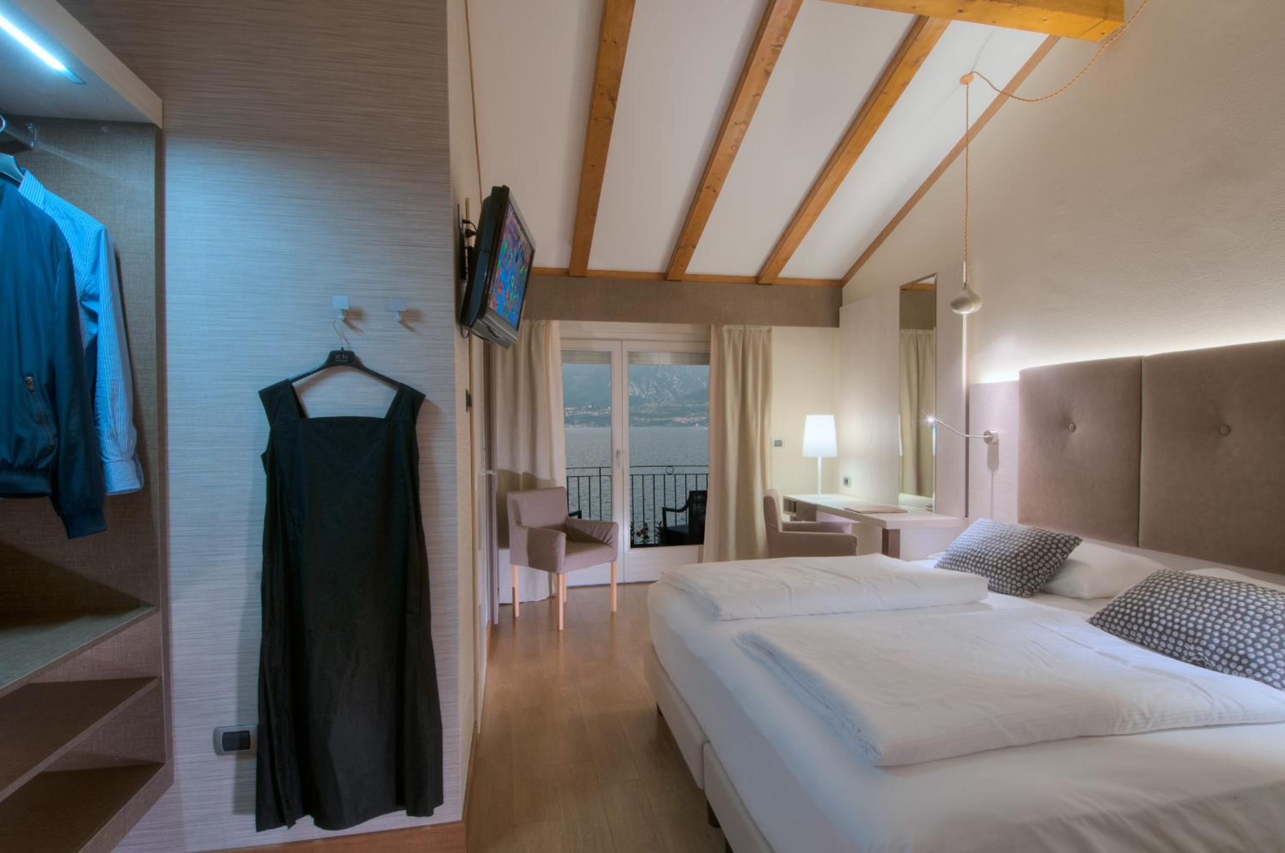 Superior Double Room with Lake View photo 2