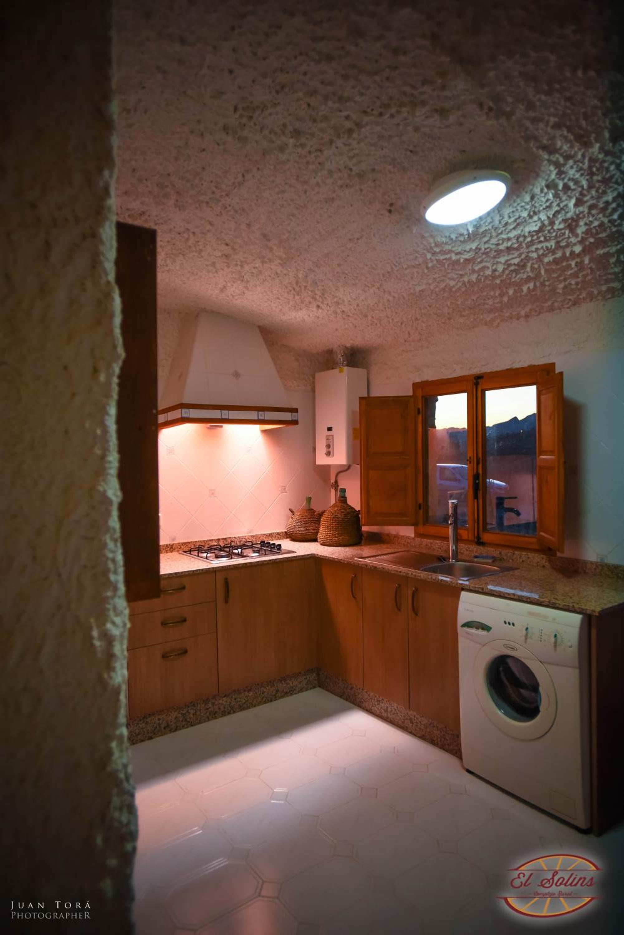 Three-Bedroom Cave House photo 2