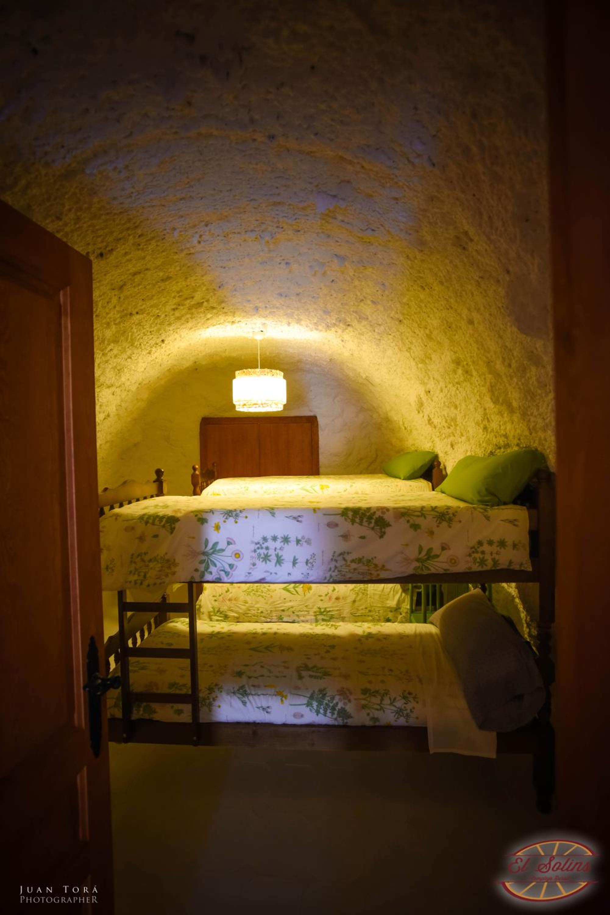 Three-Bedroom Cave House photo 3