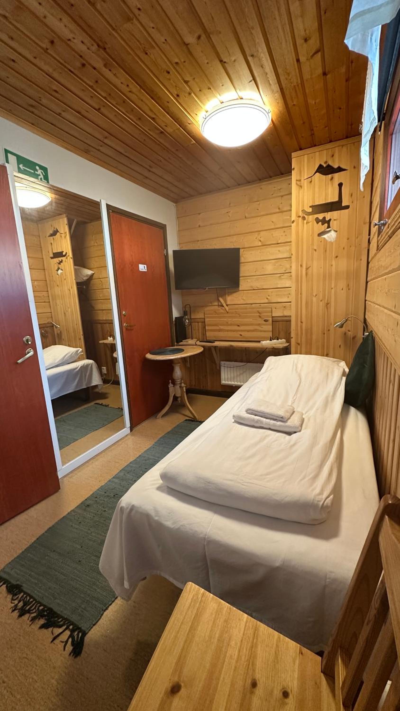 Single Room with Bathroom photo 2