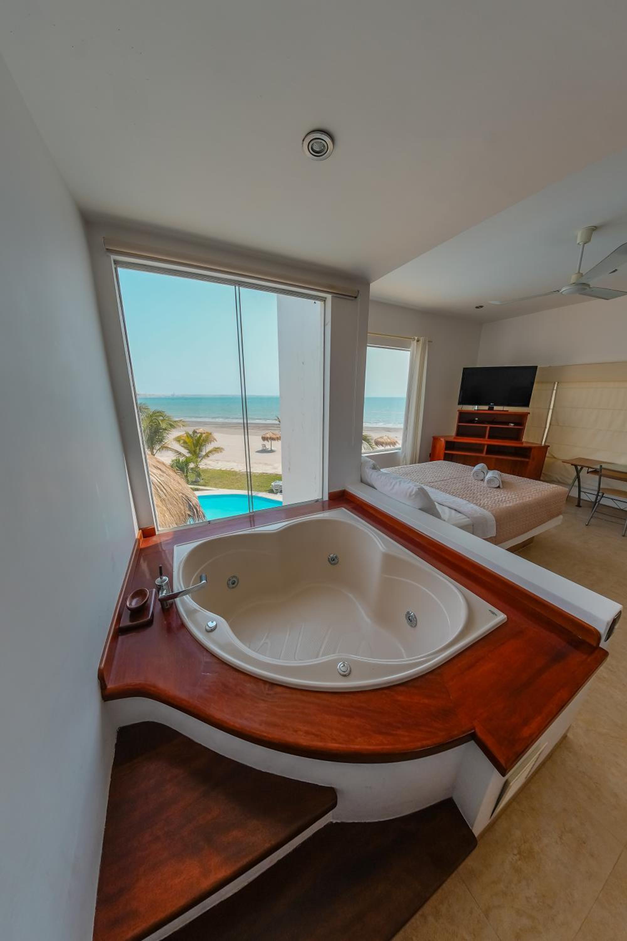 Deluxe Suite with Sea View photo 3