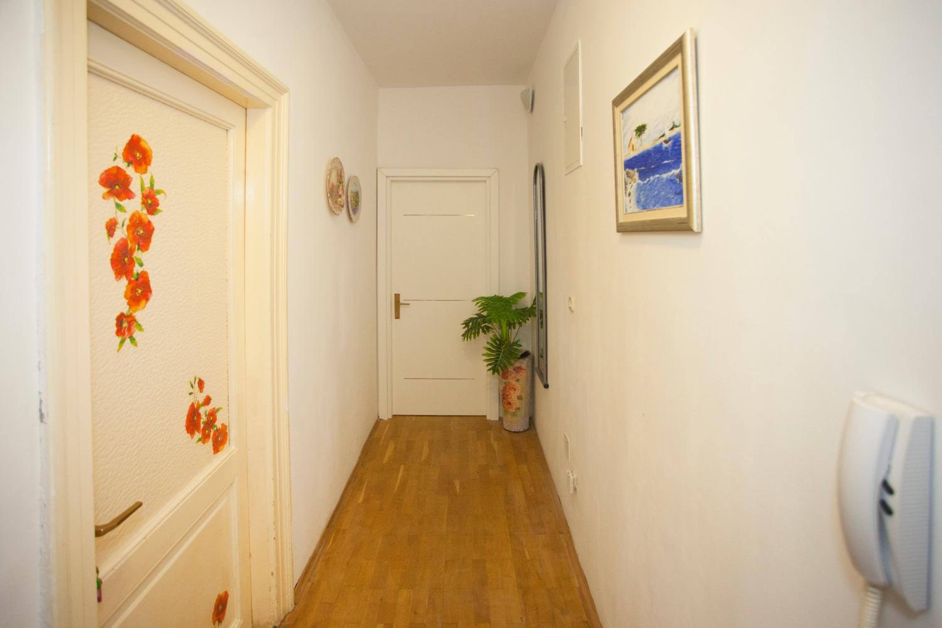 Comfort One-Bedroom Apartment - Photo 10