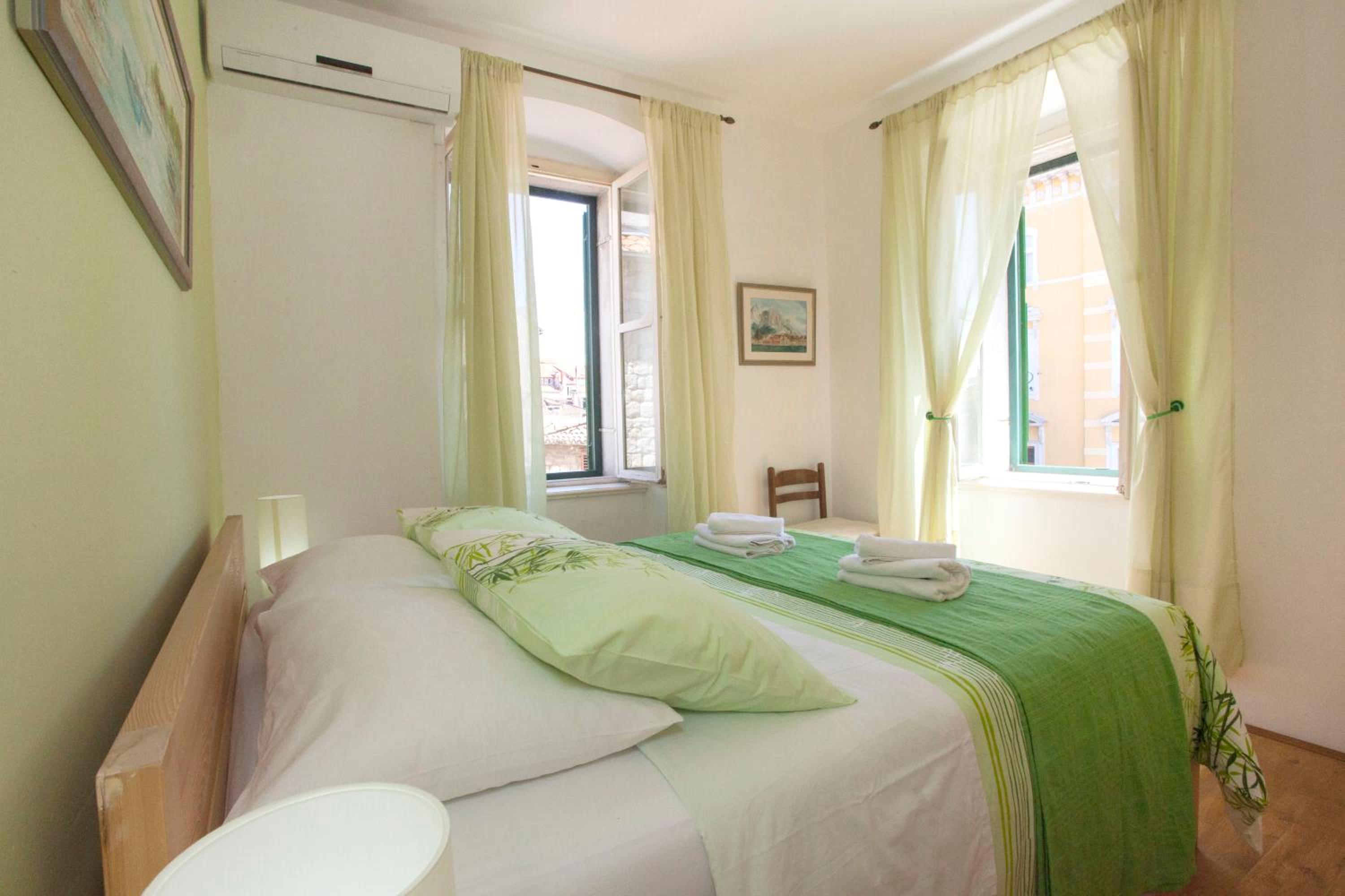 One-Bedroom Apartment - Photo 2