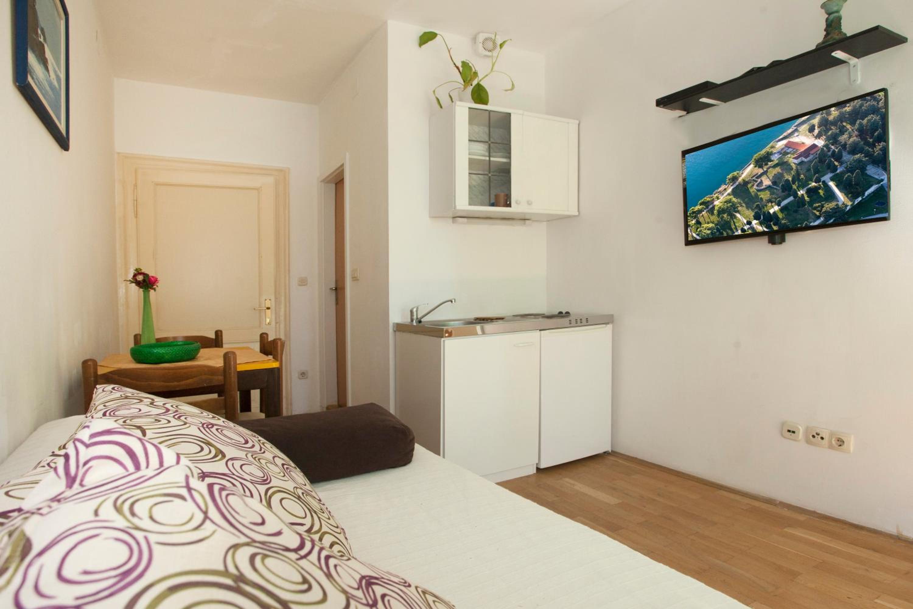 One-Bedroom Apartment - Photo 9
