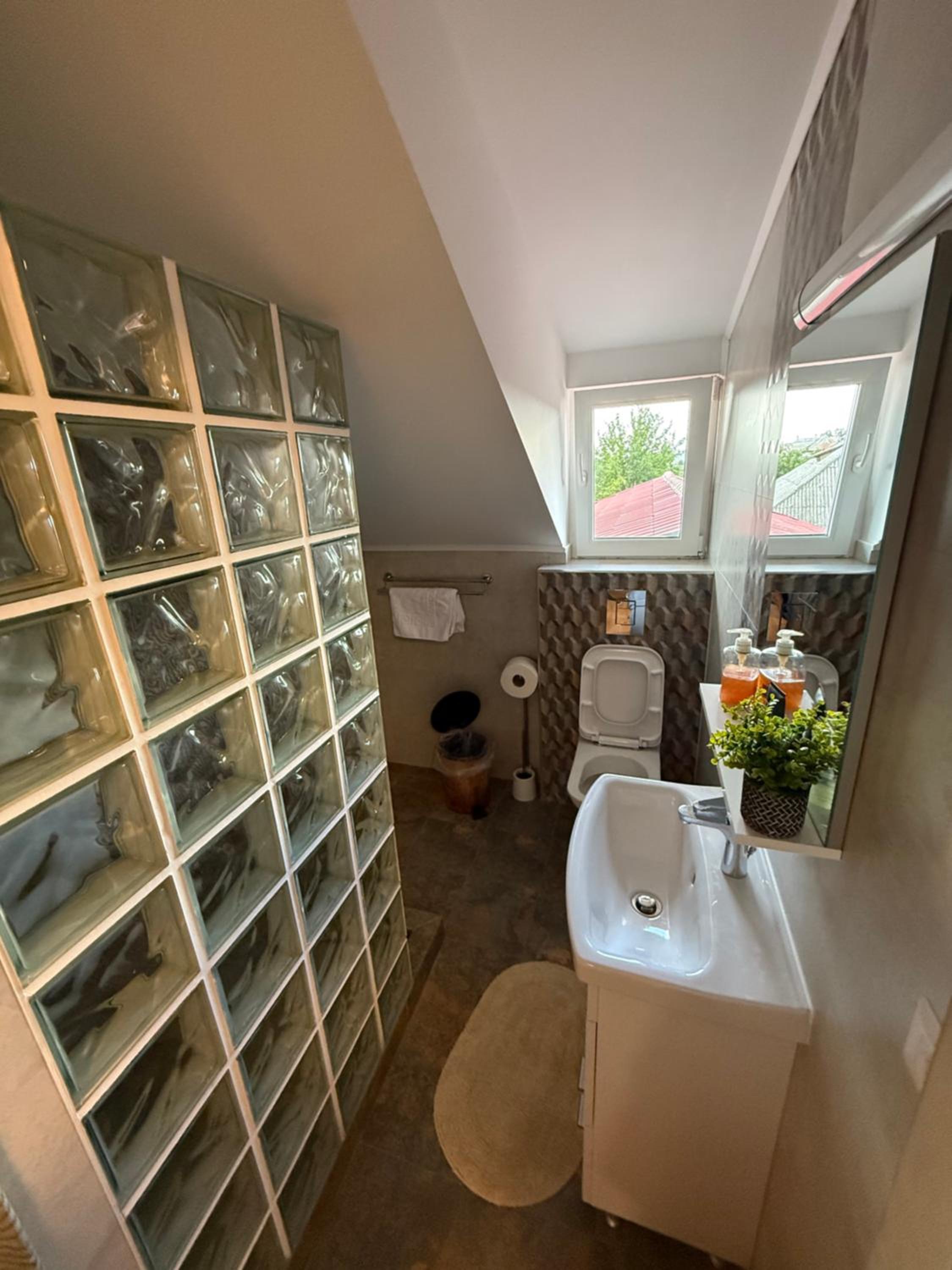 Deluxe Double Room with Bath - Photo 2