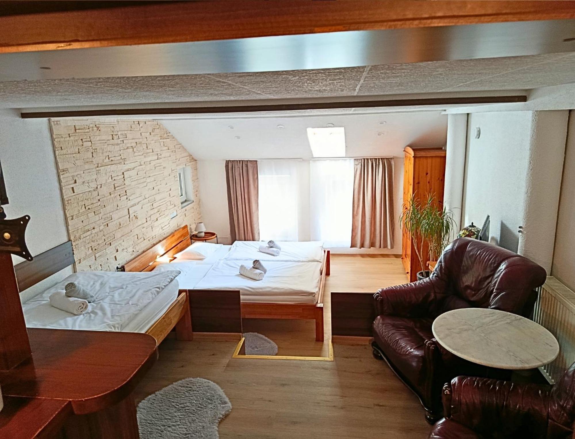 Deluxe Queen Studio