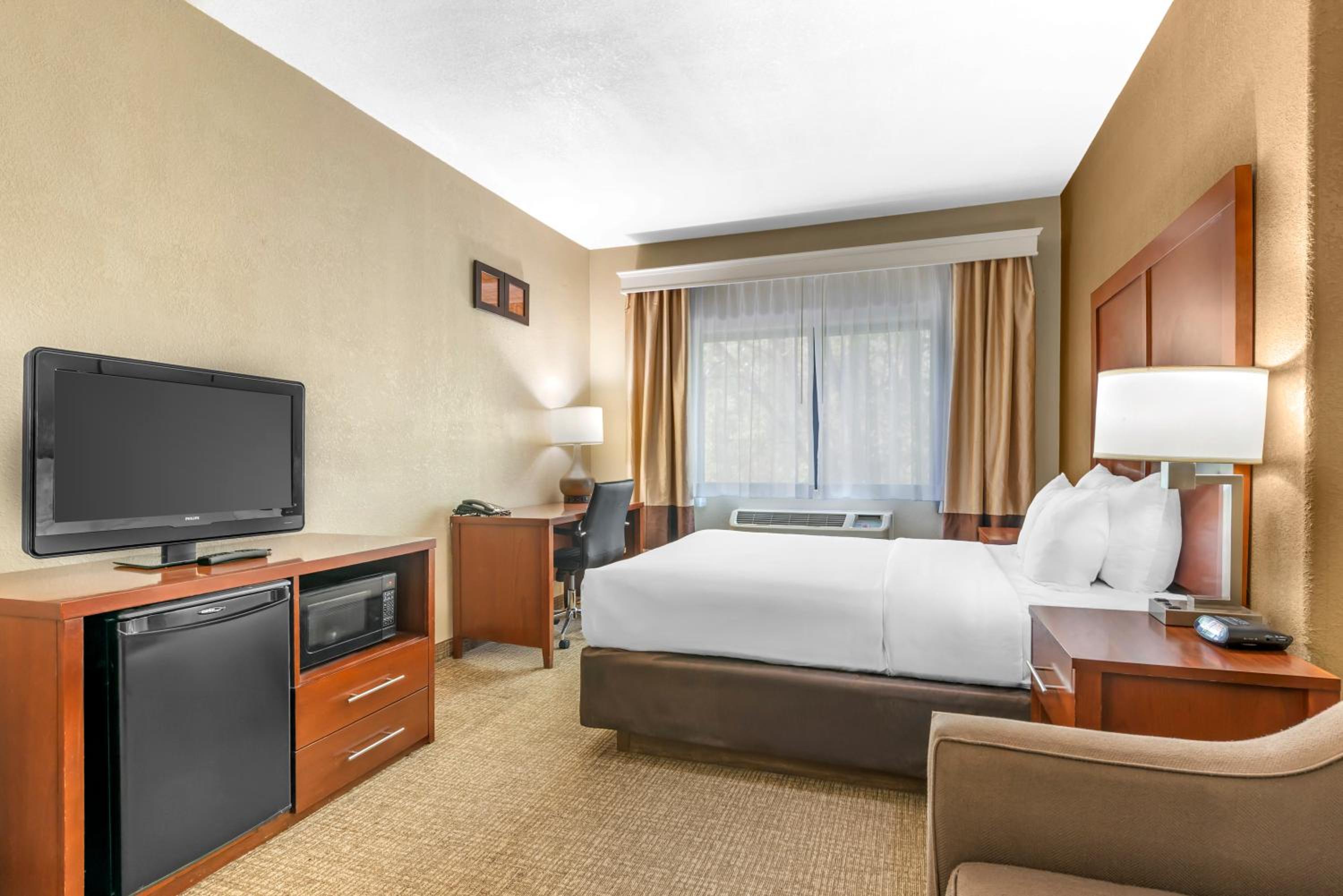 Queen Suite with Mountain View - Non Smoking photo 2