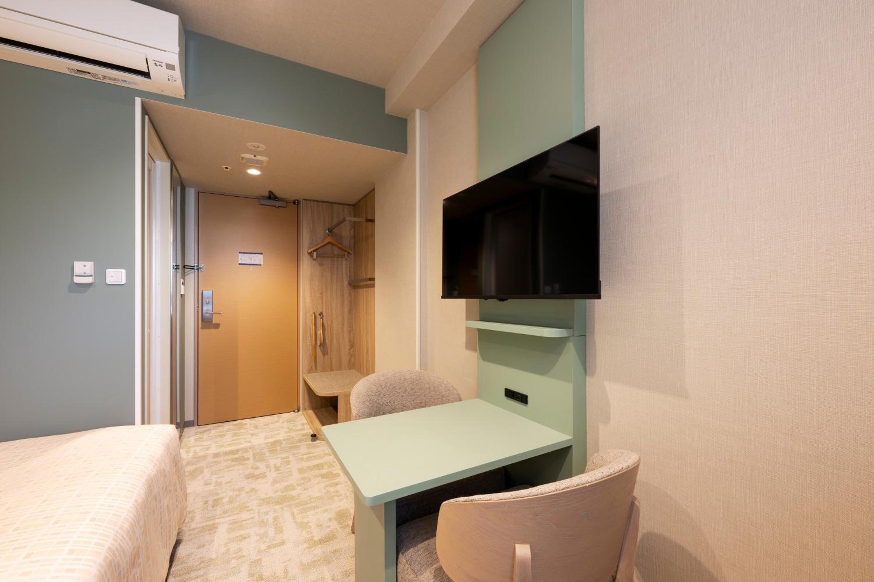 Renovated Twin Room - Non-Smoking (Room size 16 SQM, Bed width 47 in) photo 2