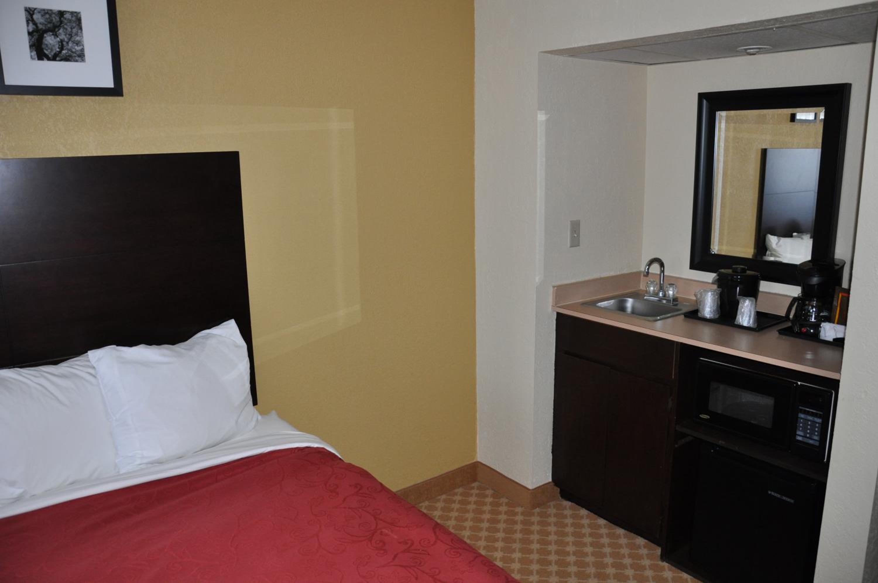 Queen Room with Two Queen Beds - Non-Smoking - Photo 2