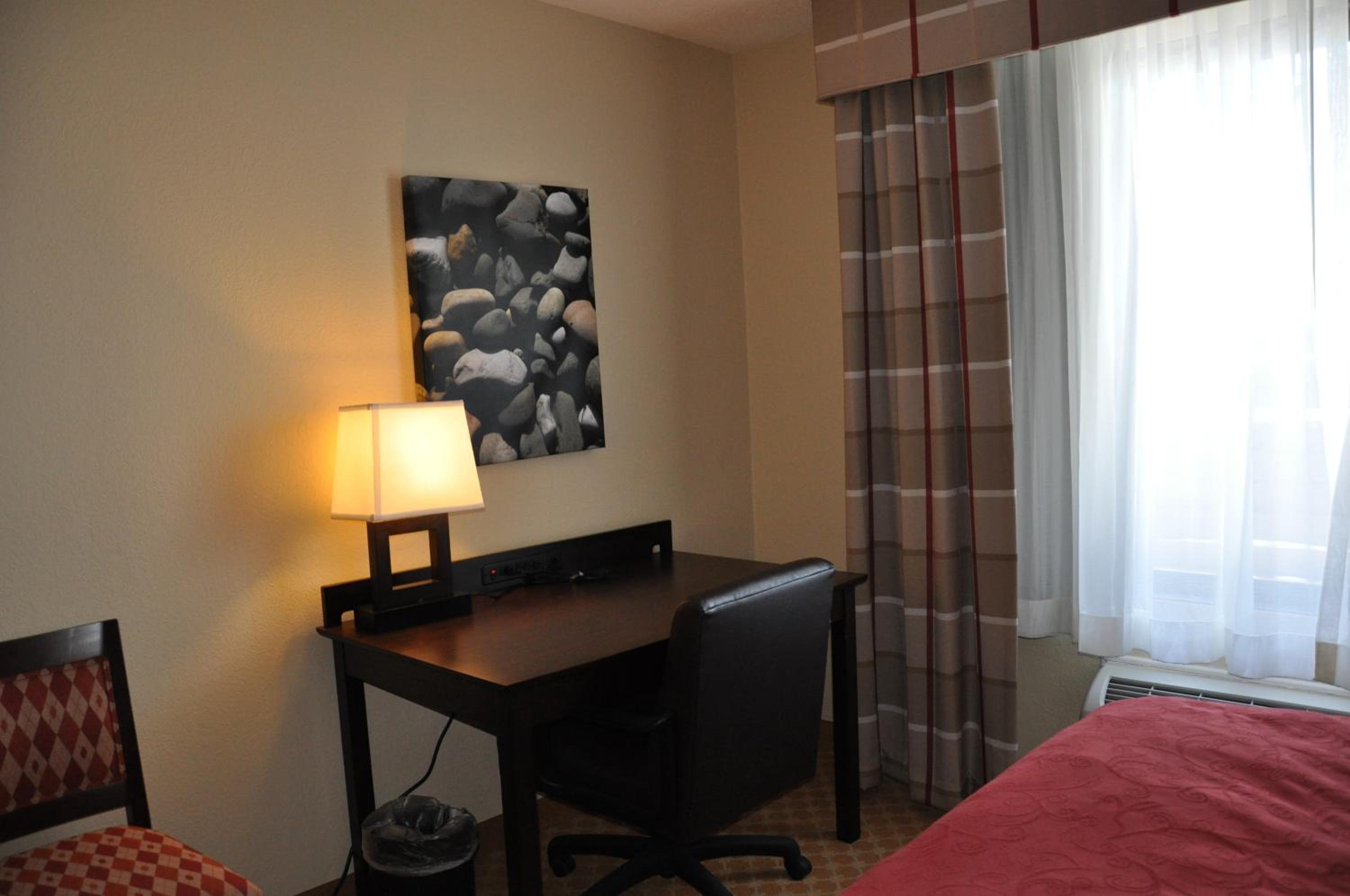 Queen Room with Two Queen Beds - Non-Smoking - Photo 4