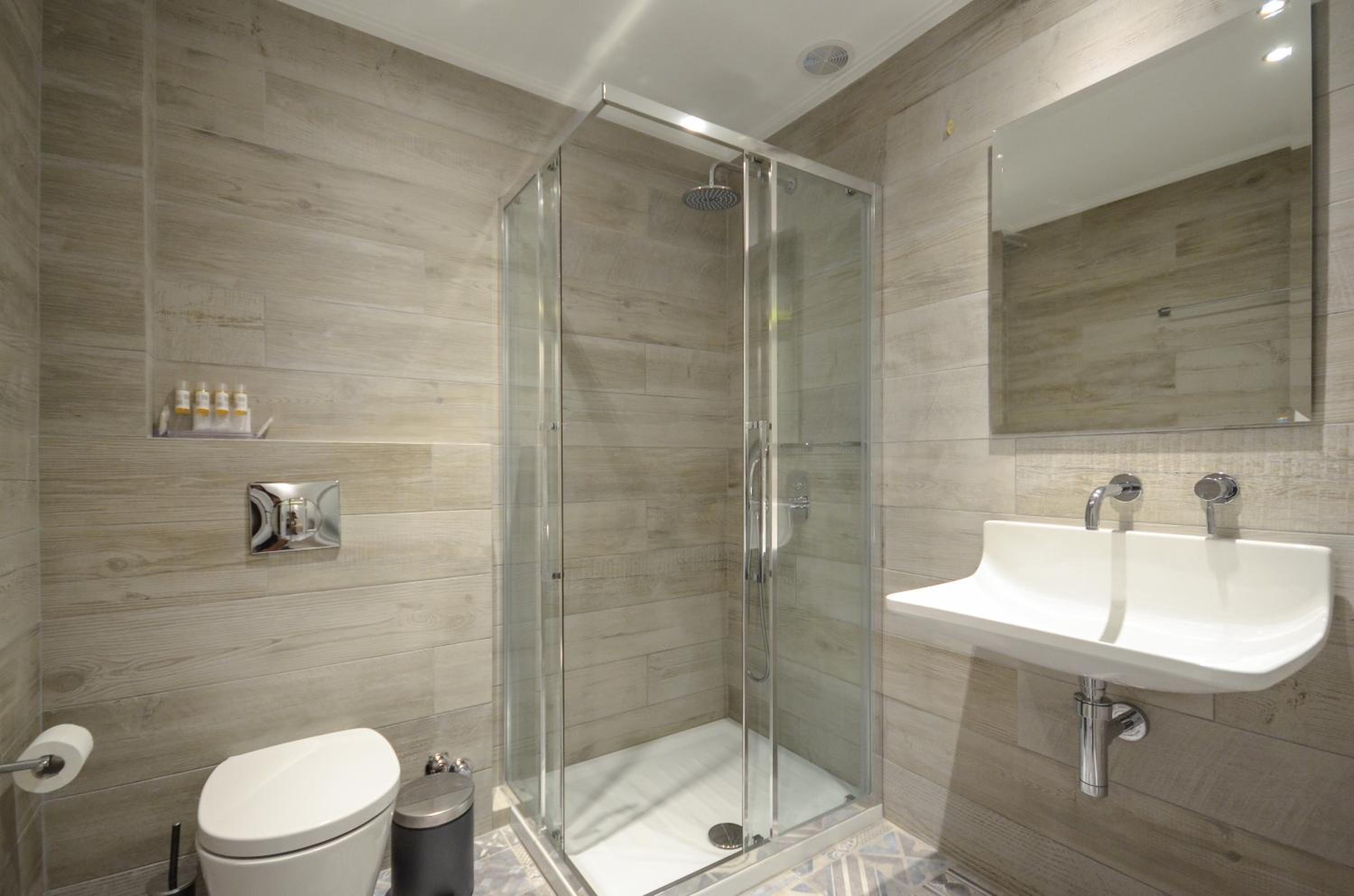 Suite with Hot Tub - Photo 7