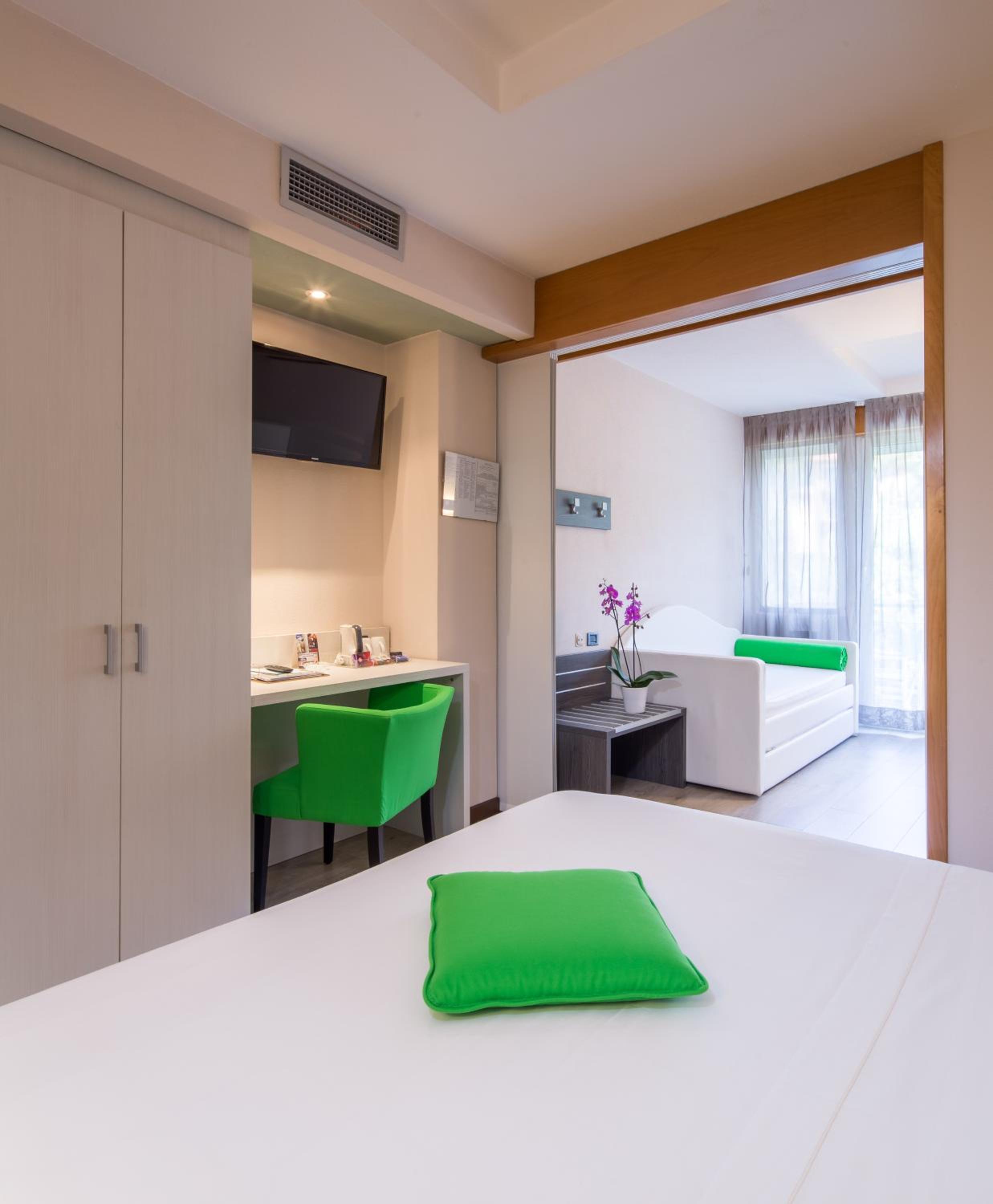 Queen Room with Balcony and Garden View - Photo 11