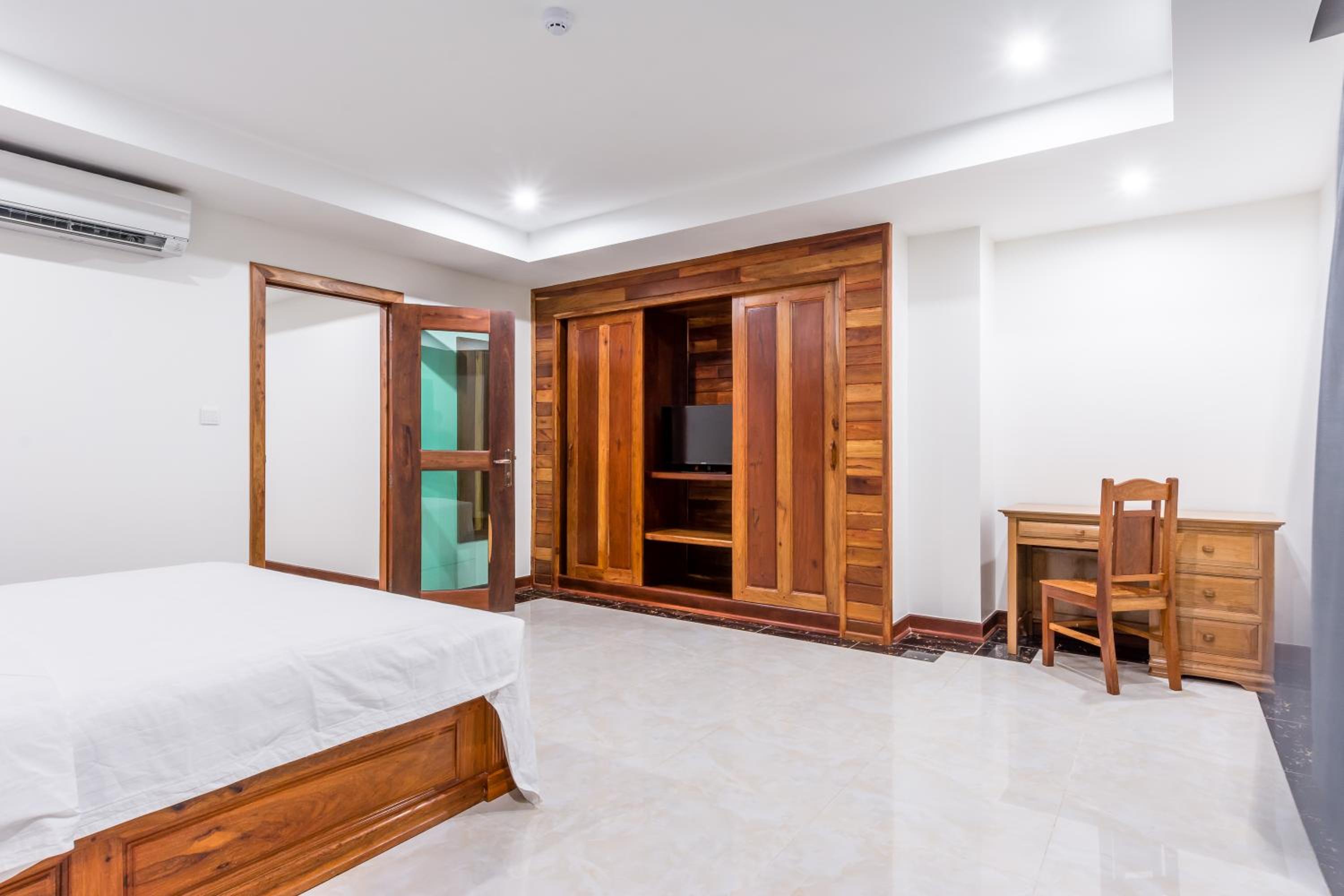 One-Bedroom Apartment with Balcony photo 2