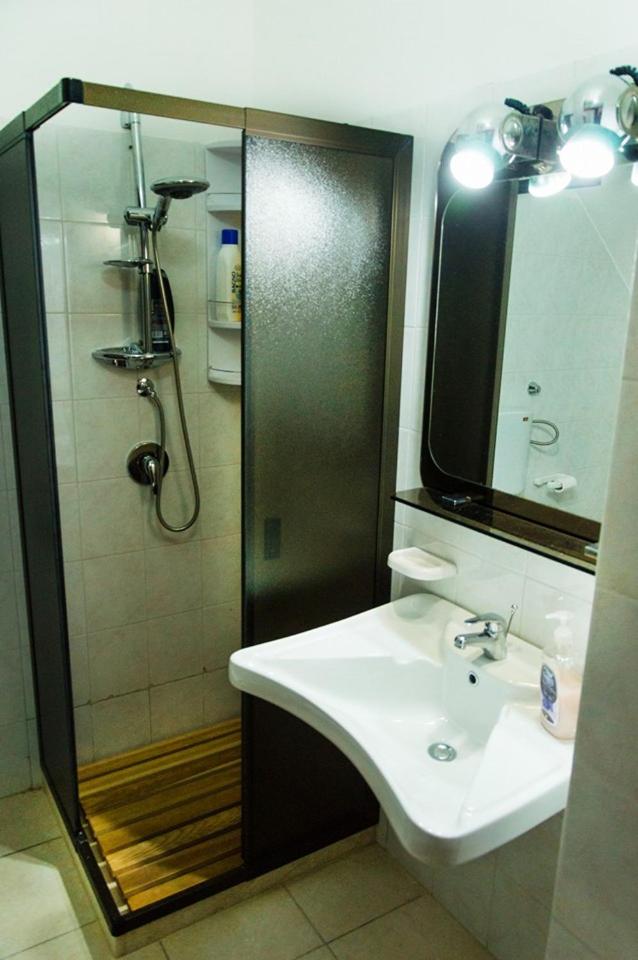 Double or Twin Room with Private Bathroom - Photo 7