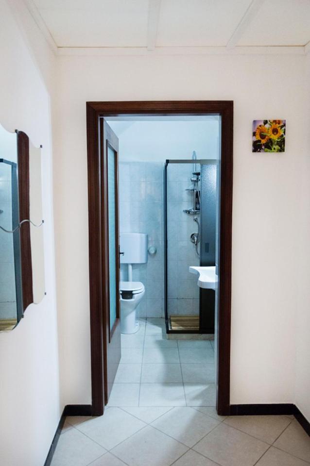 Double or Twin Room with Private Bathroom - Photo 4