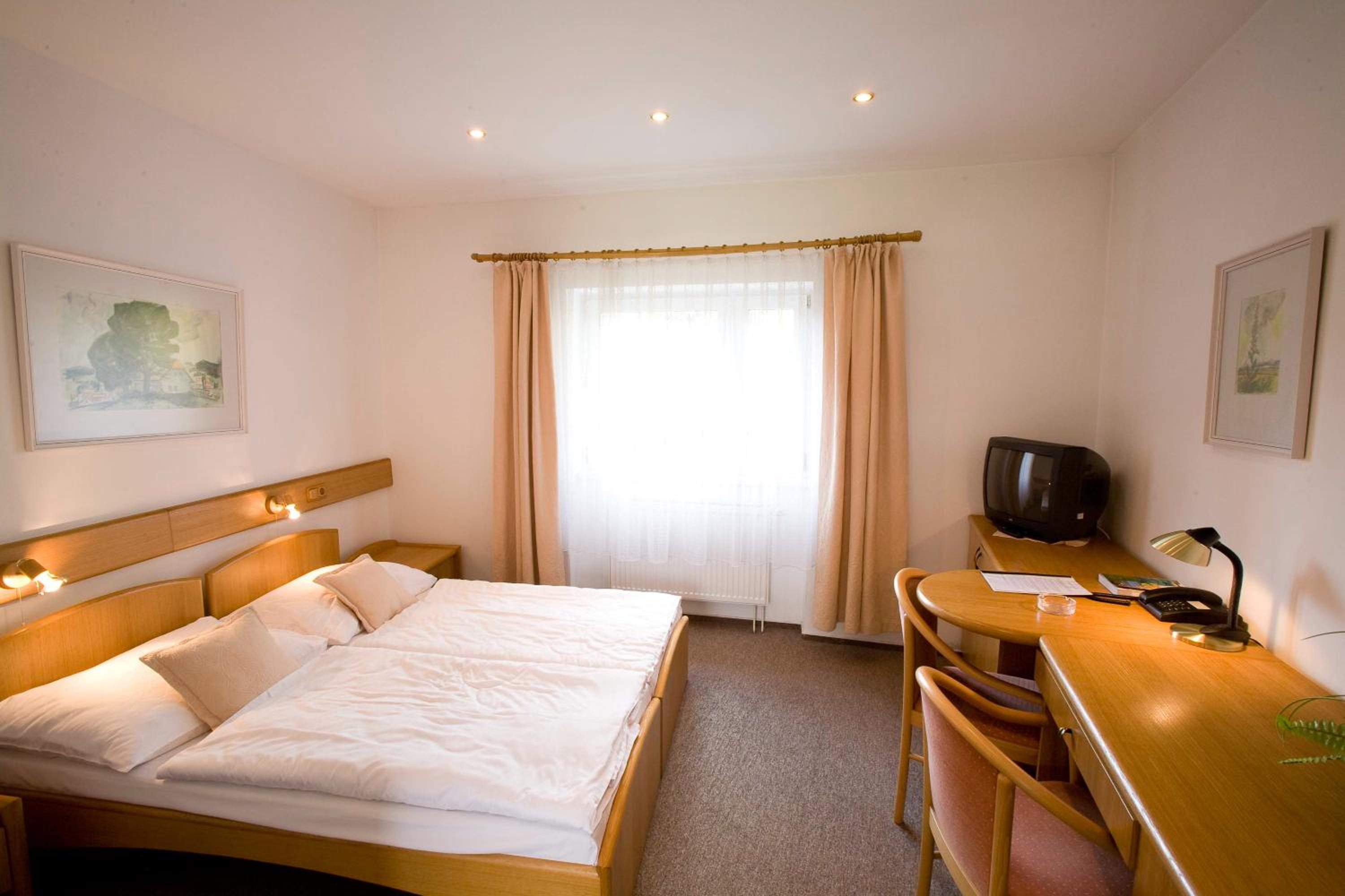 Standard Double or Twin Room with Garden View - Photo 4
