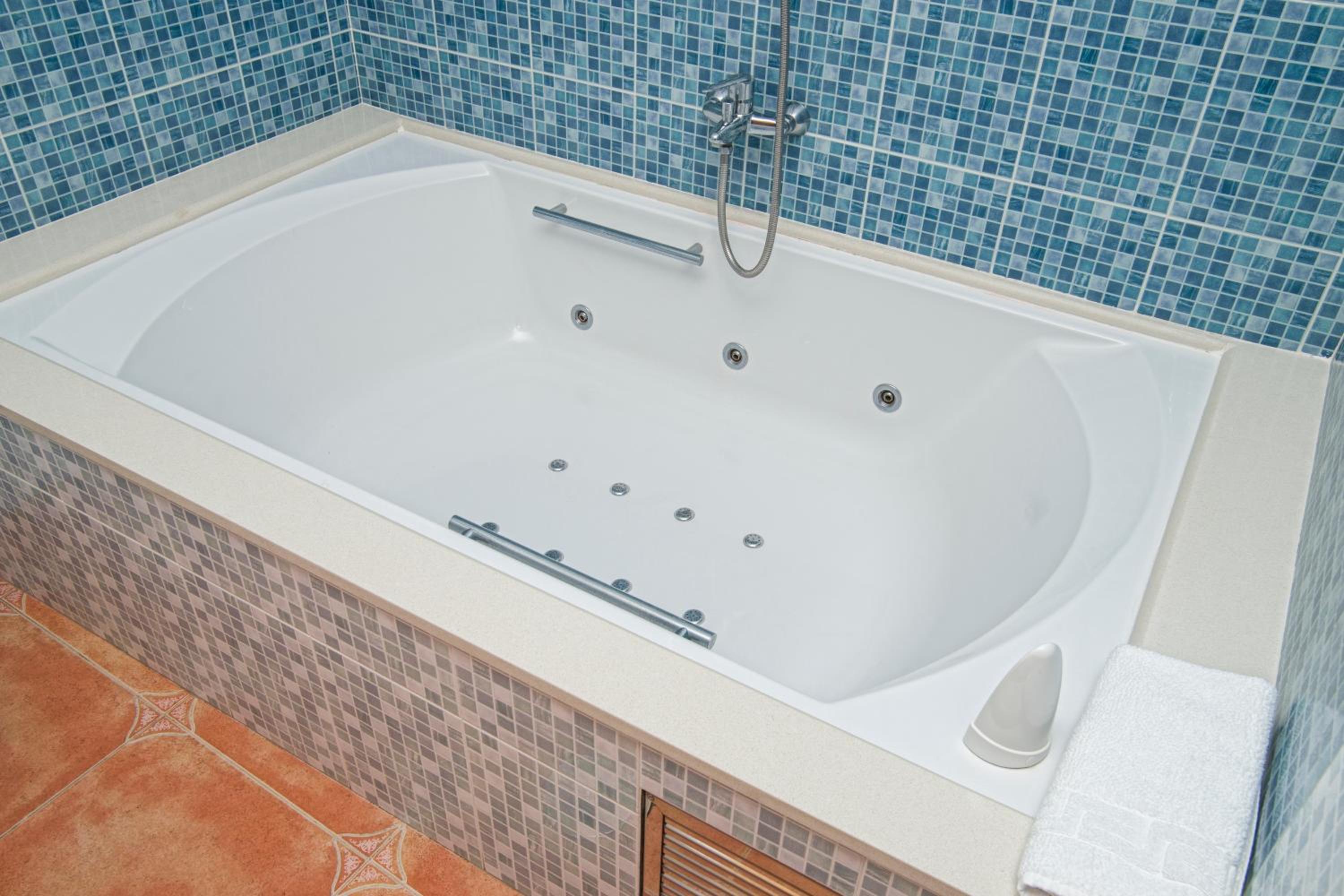 Queen Room with Spa Bath - Photo 6