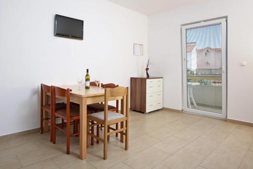 One-Bedroom Apartment (5 Adults) photo 3