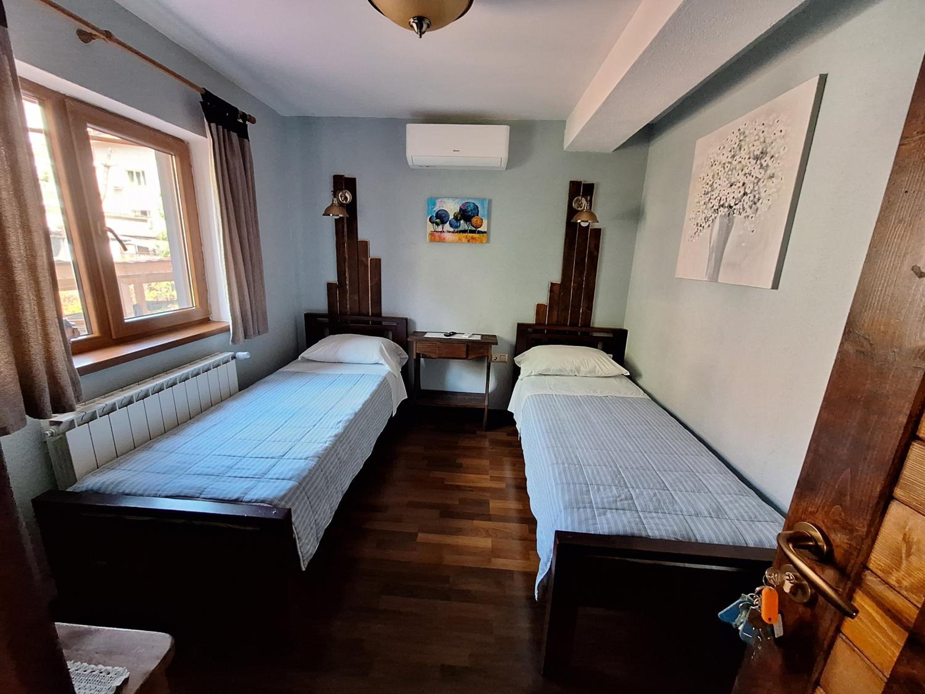Small Twin Room photo 2