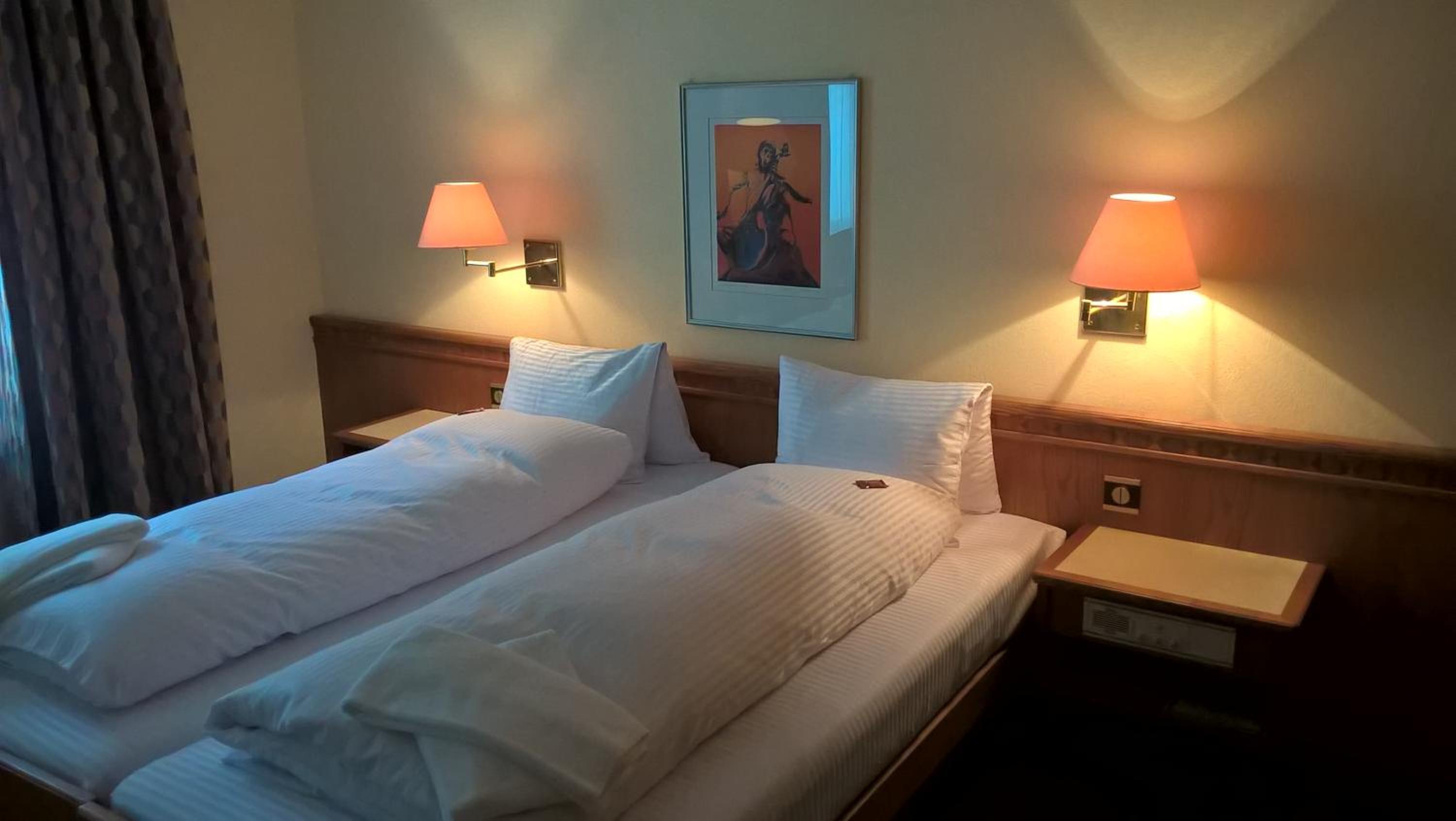 Double or Twin Room with Private Bathroom - Photo 3