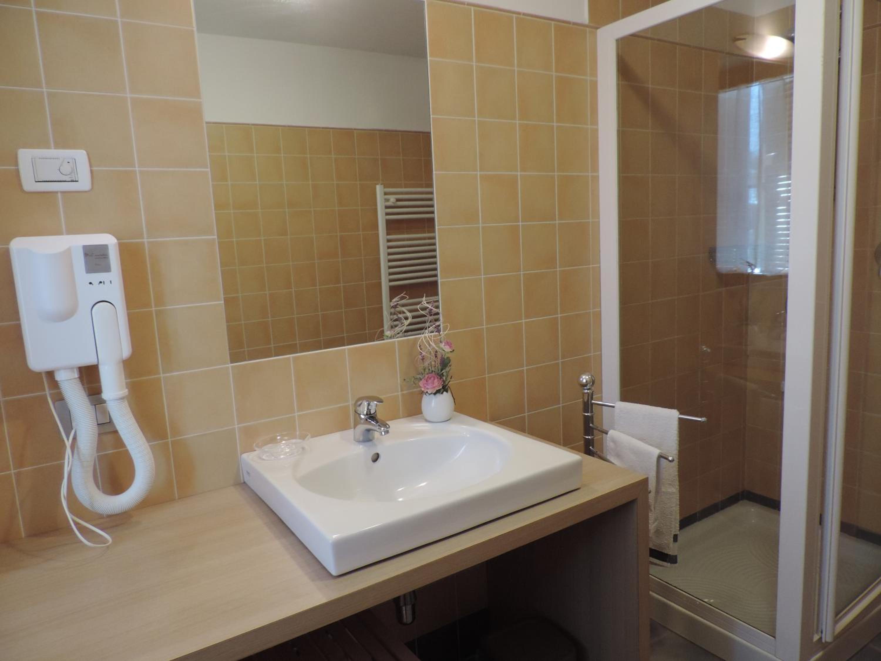 Double or Twin Room with Private Bathroom photo 3