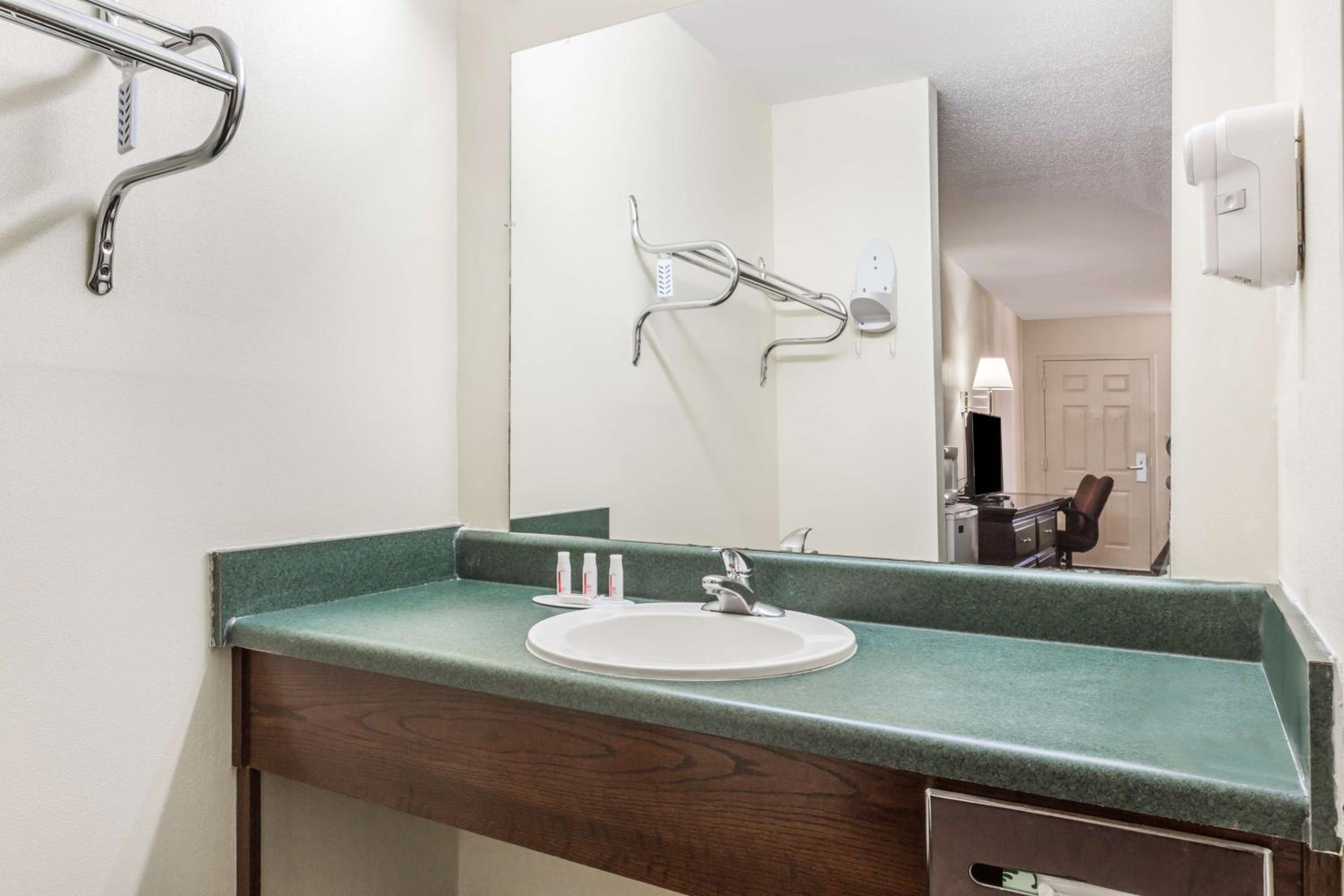 King Room - Disability Access/Non-Smoking - Photo 11
