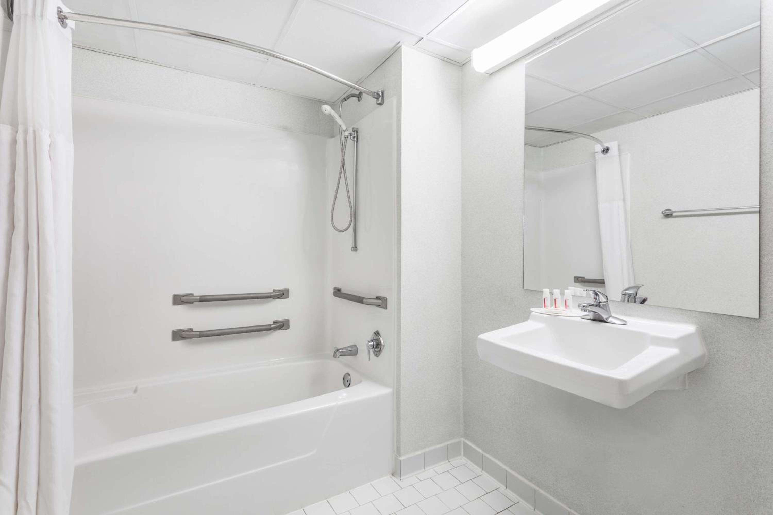 King Room - Disability Access/Non-Smoking - Photo 2
