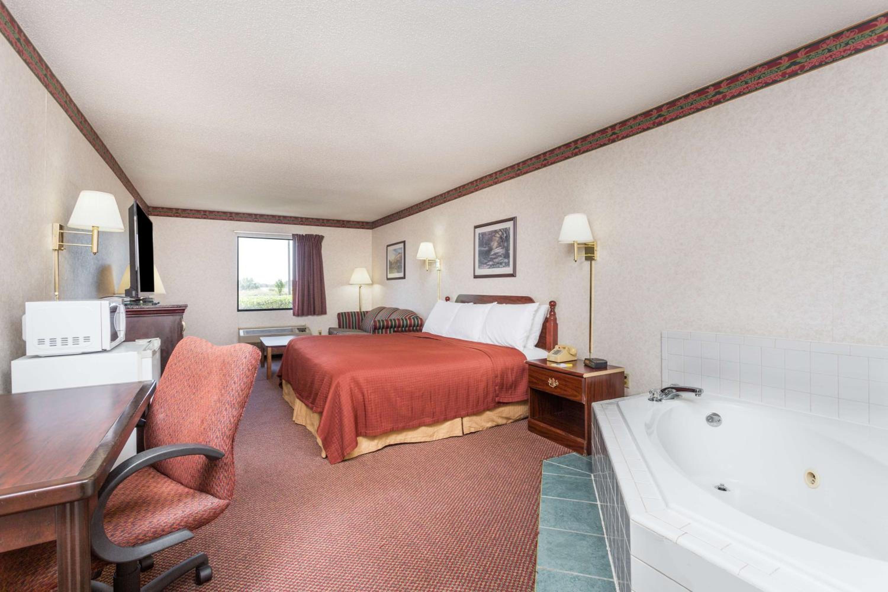 Deluxe King Room with Spa Bath - Non-Smoking - Photo 2