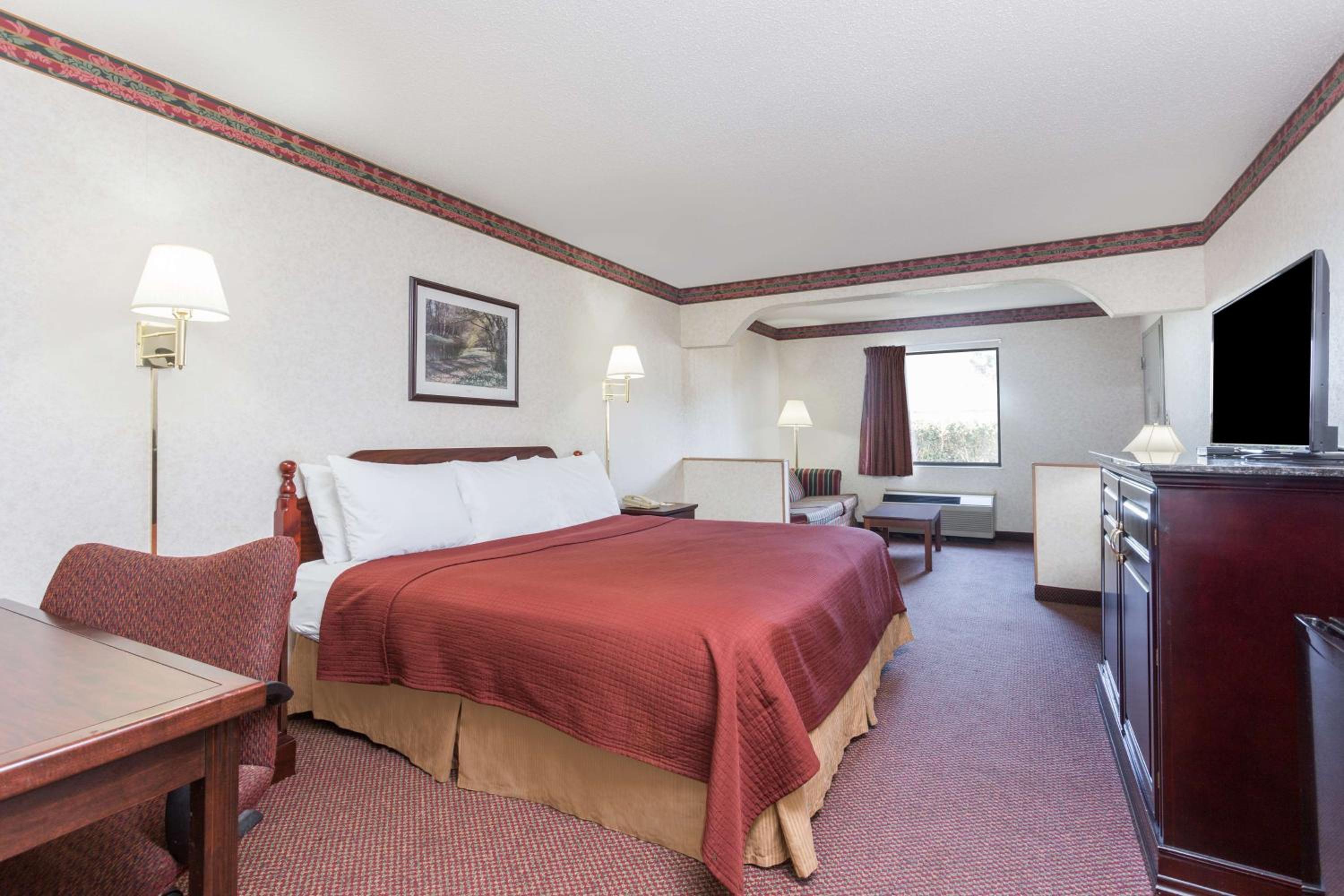 King Room - Non-Smoking - Photo 8