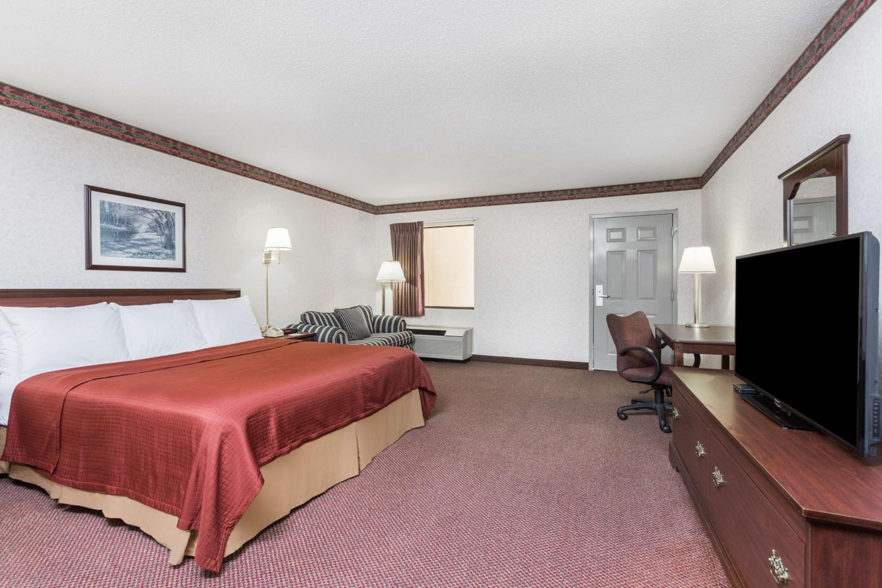 King Room - Non-Smoking - Photo 4