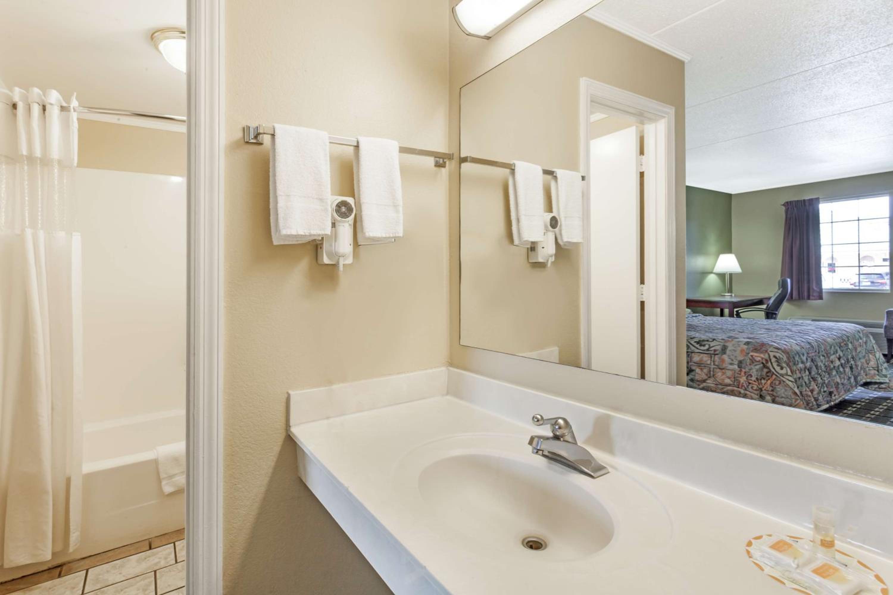 King Room - Disability Access/Non-Smoking - Photo 3