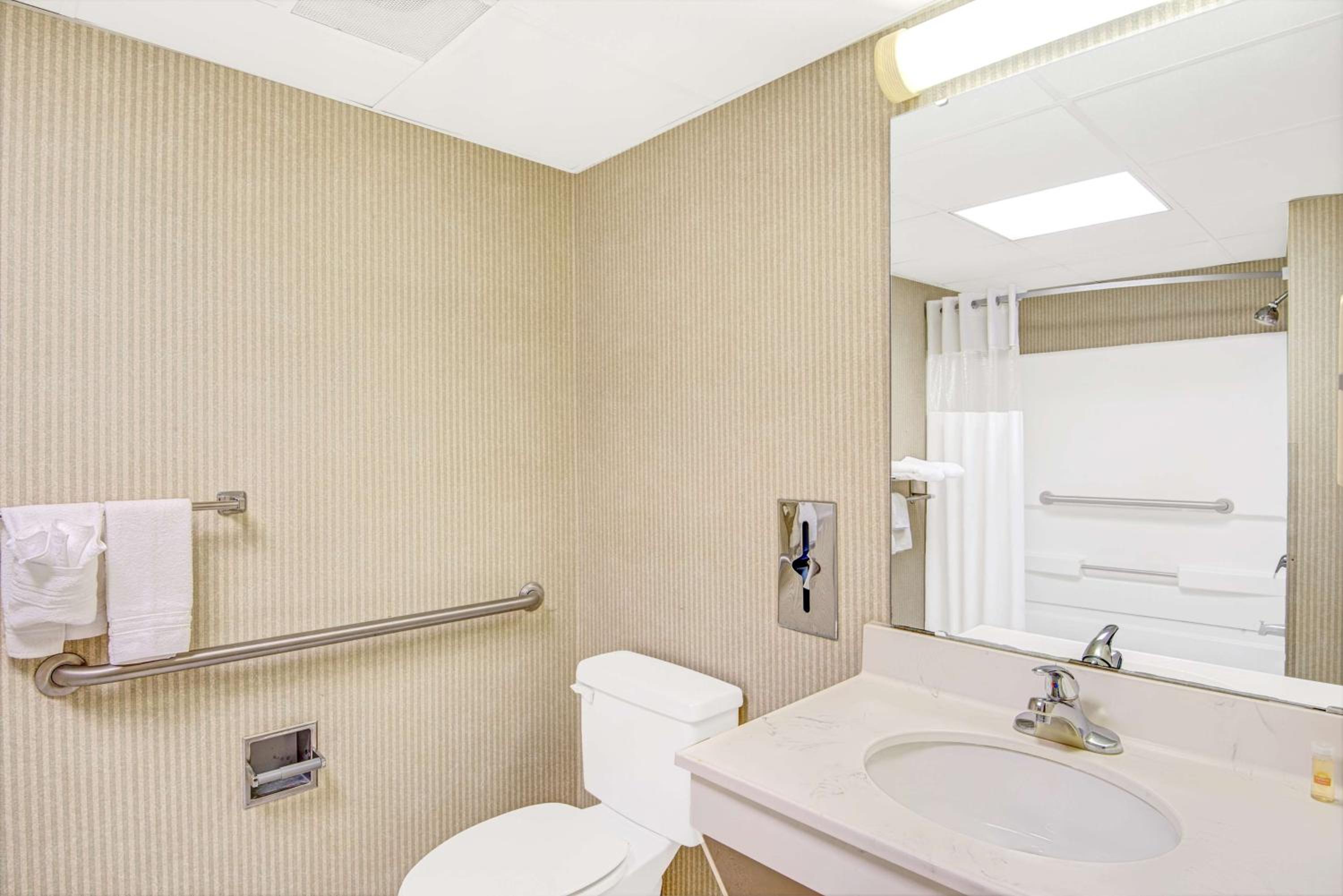 Deluxe King Studio Suite - Non-Smoking photo 3