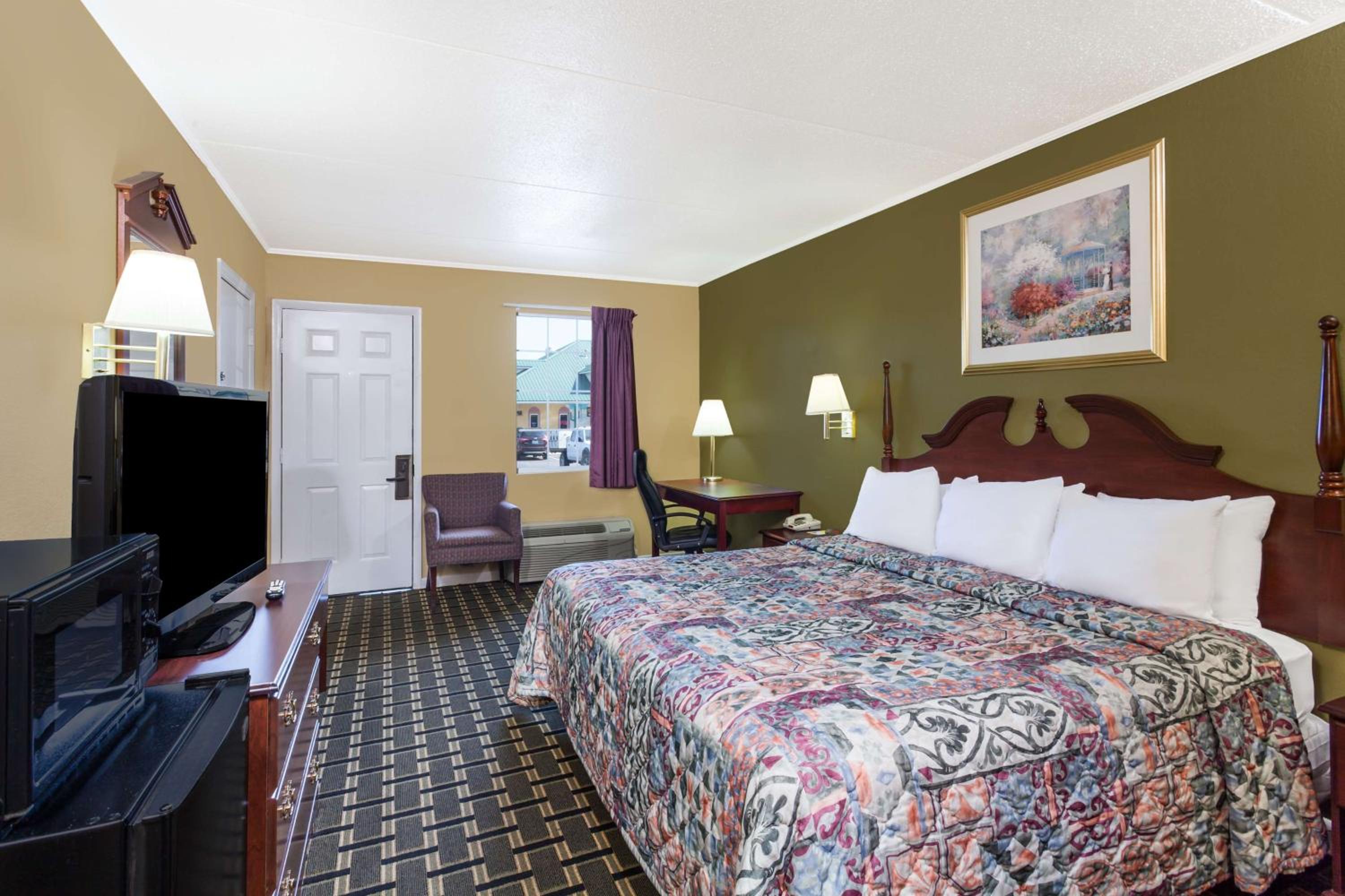 Standard King Room - Smoking - Photo 5