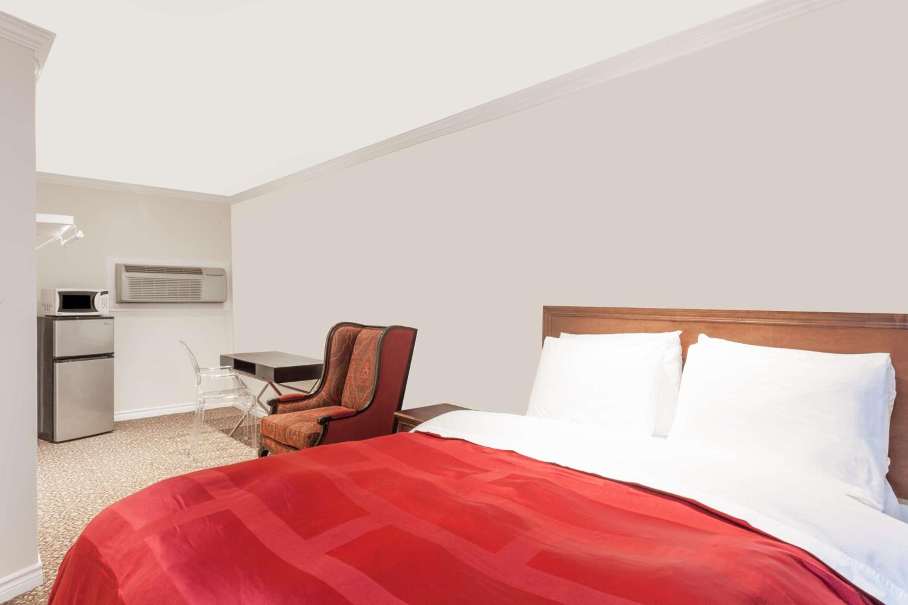 Queen Room photo 2