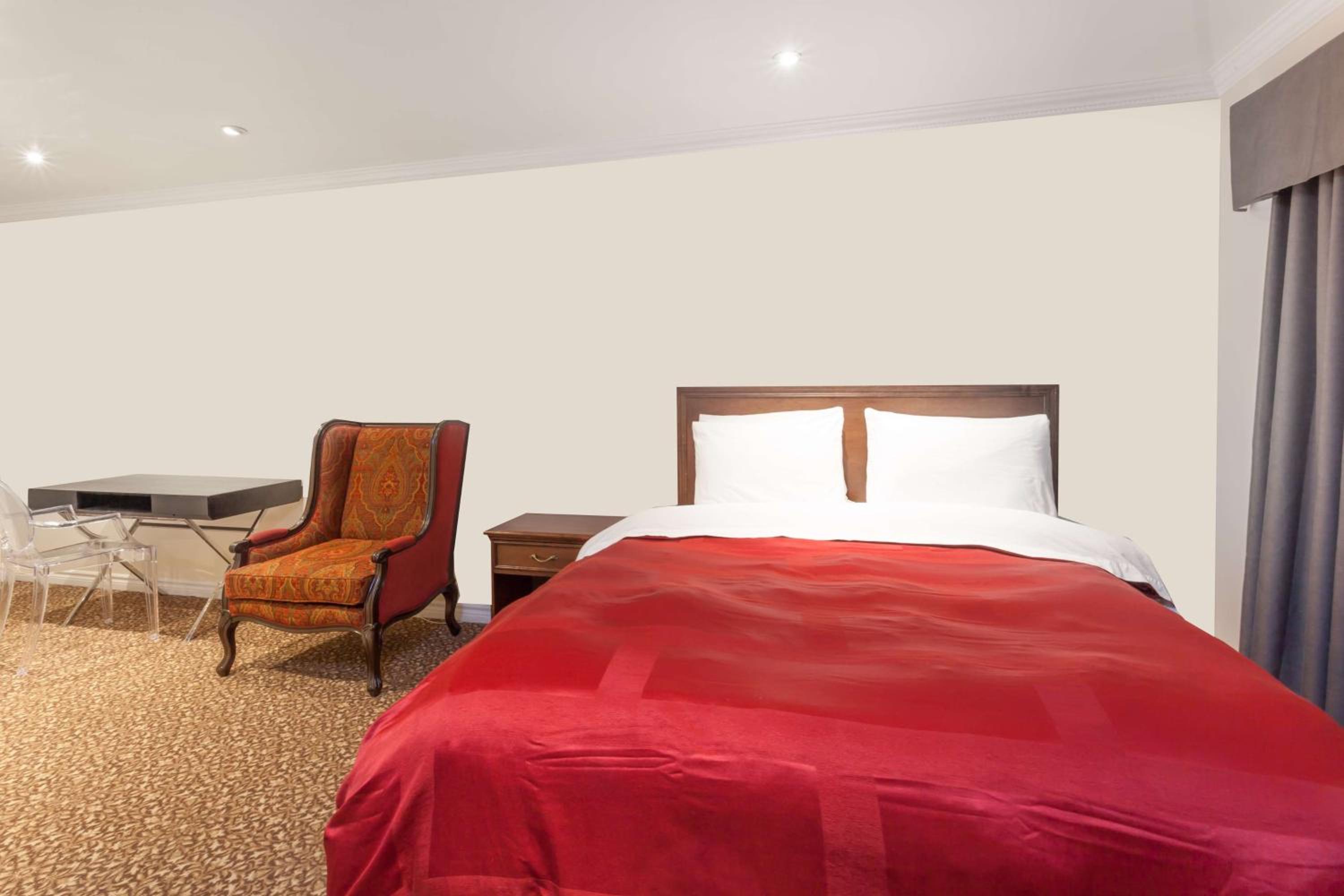 Queen Room photo 1
