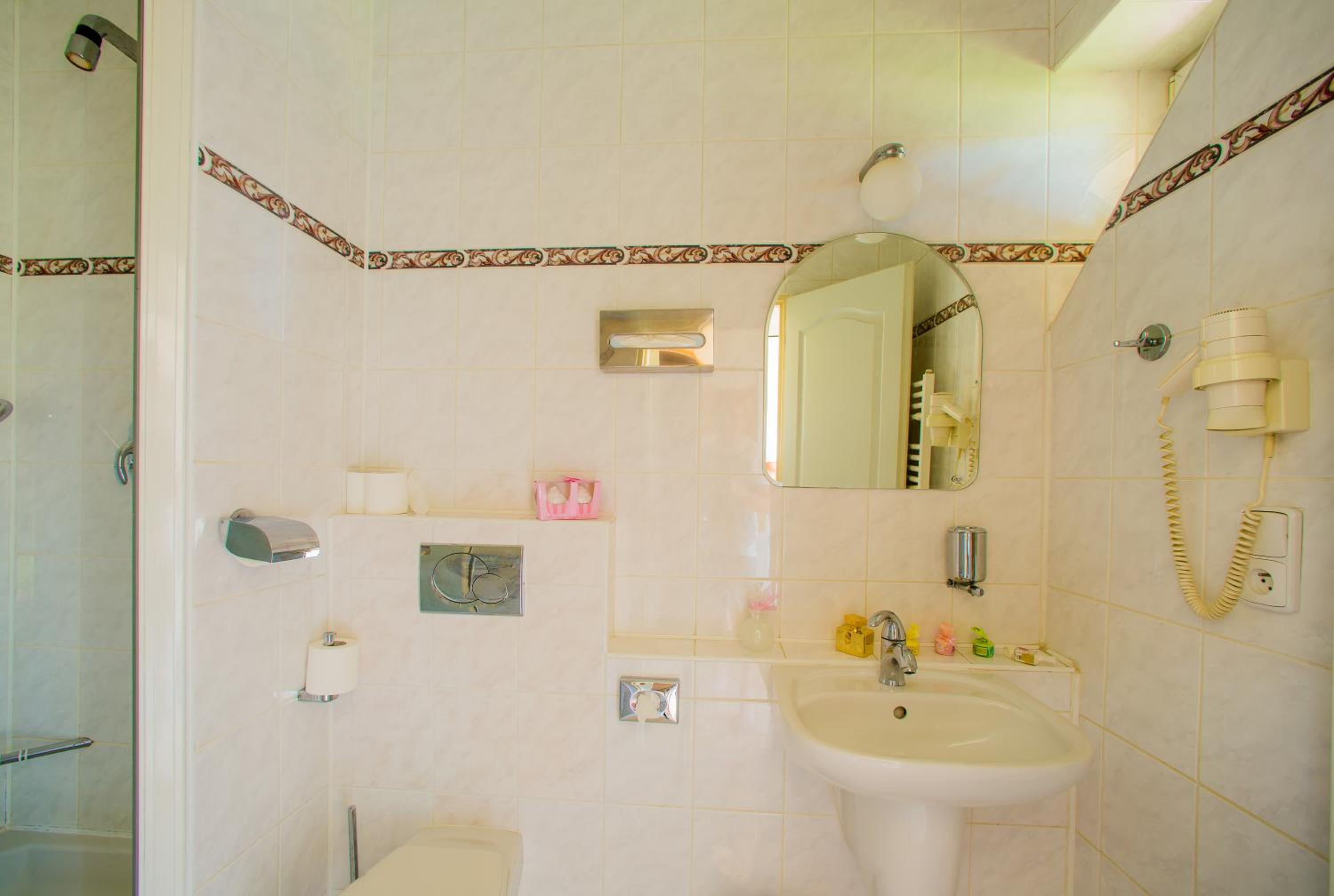 Standard Double or Twin Room with Garden View - Photo 5