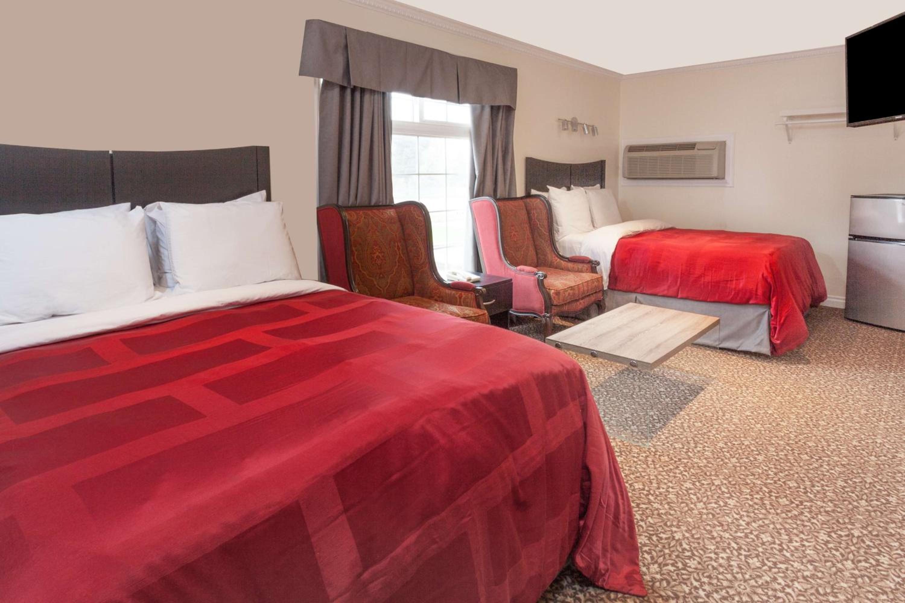 Queen Room with Two Queen Beds - Non-Smoking - Photo 1
