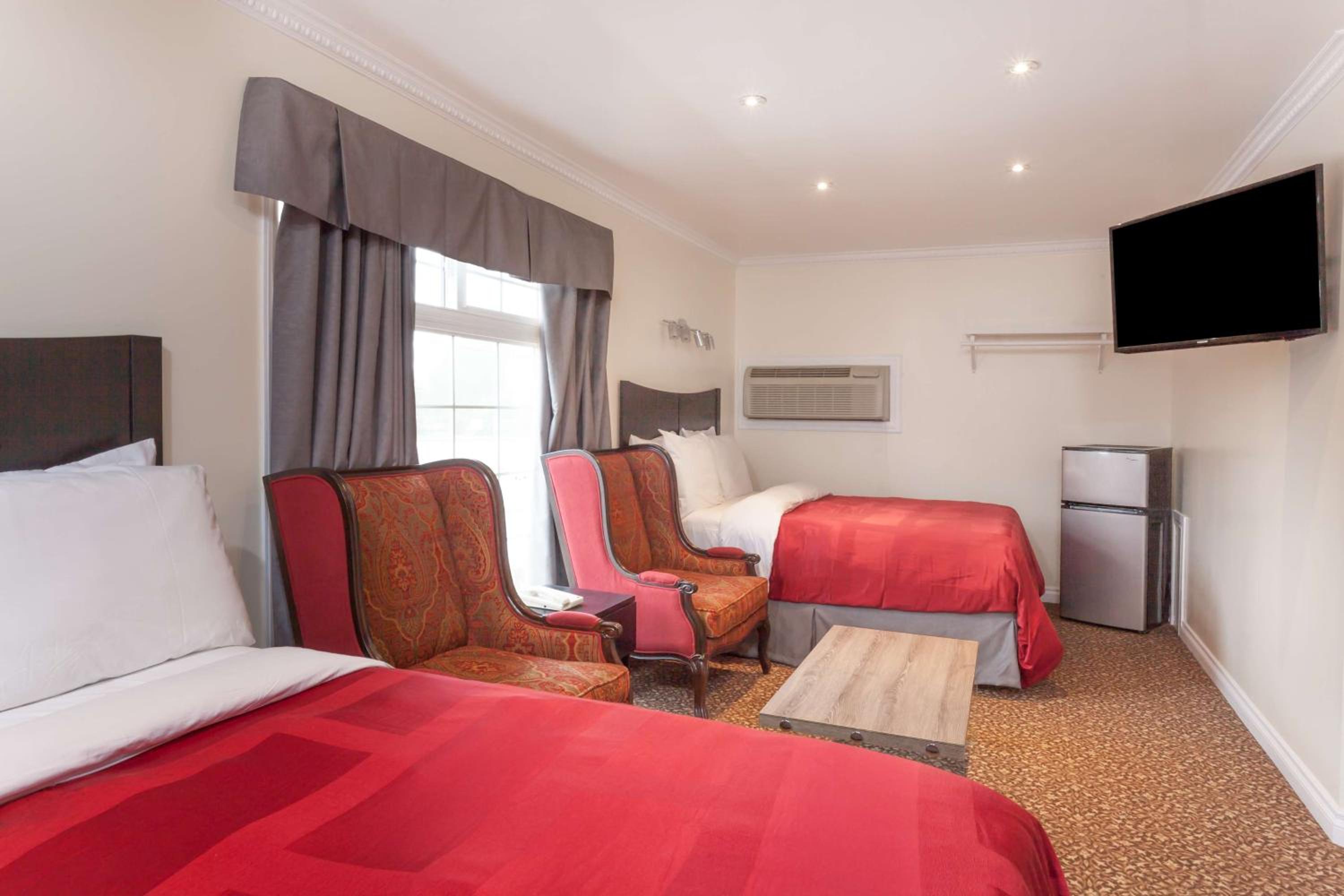 Queen Room with Two Queen Beds - Non-Smoking - Photo 4